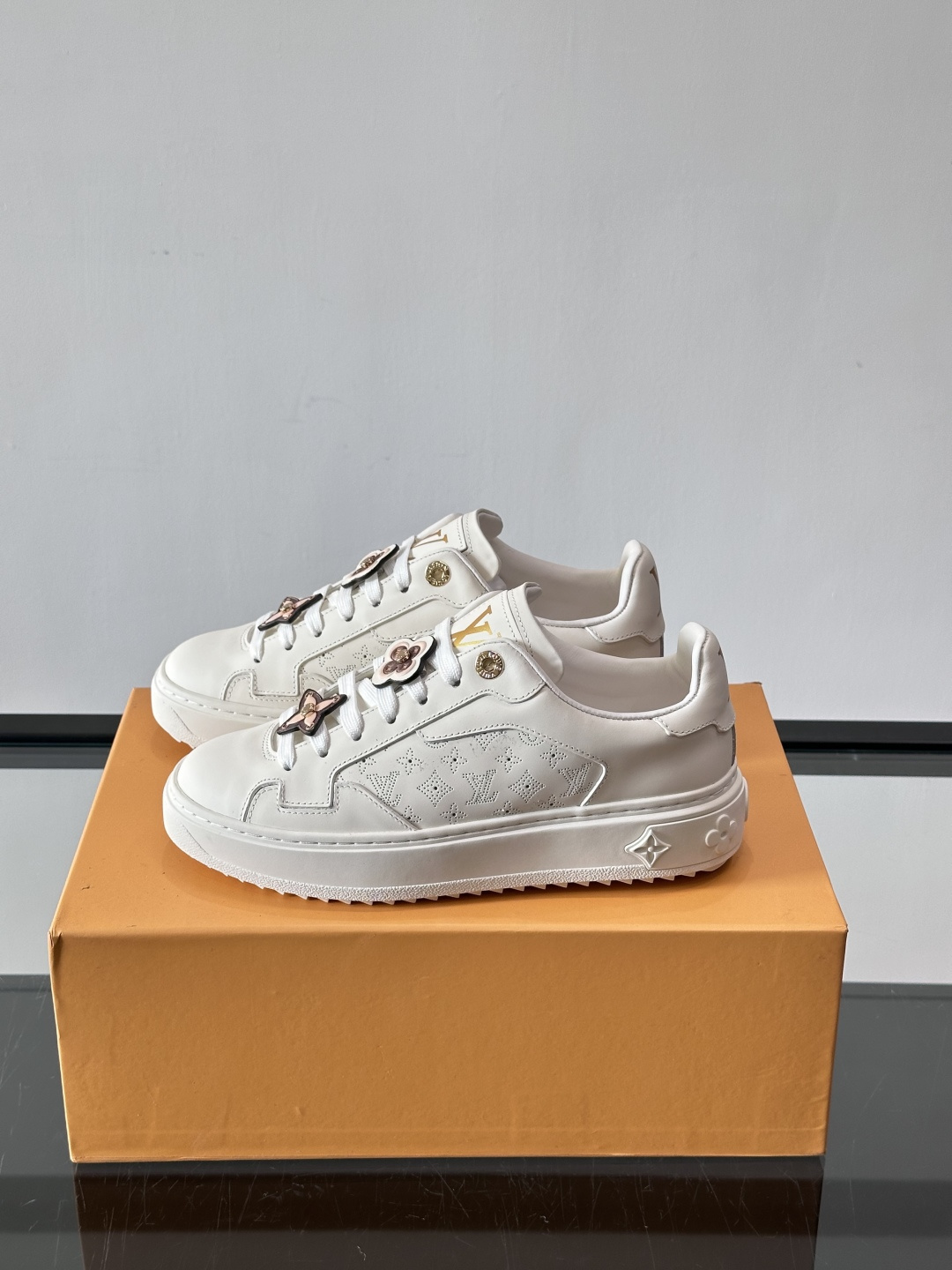 LV Time Out厚底小白鞋，白色皮革+经典Monogram浮雕，细节超精致✨。厚底设计增高又舒适，