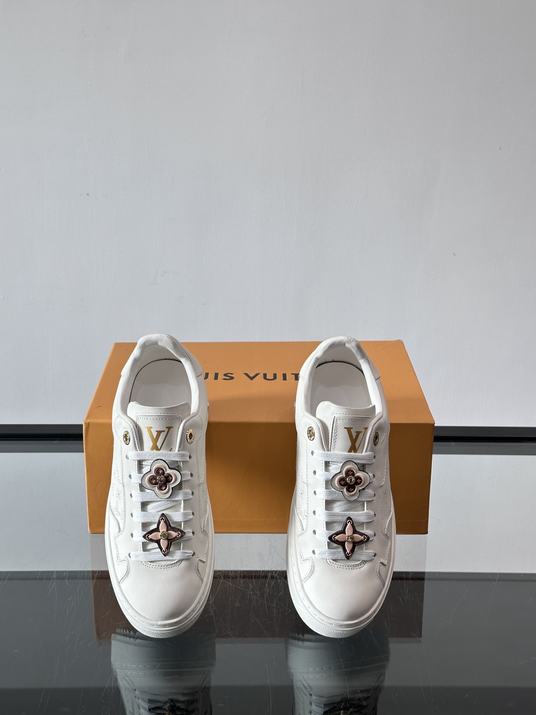 LV Time Out厚底小白鞋，白色皮革+经典Monogram浮雕，细节超精致✨。厚底设计增高又舒适，