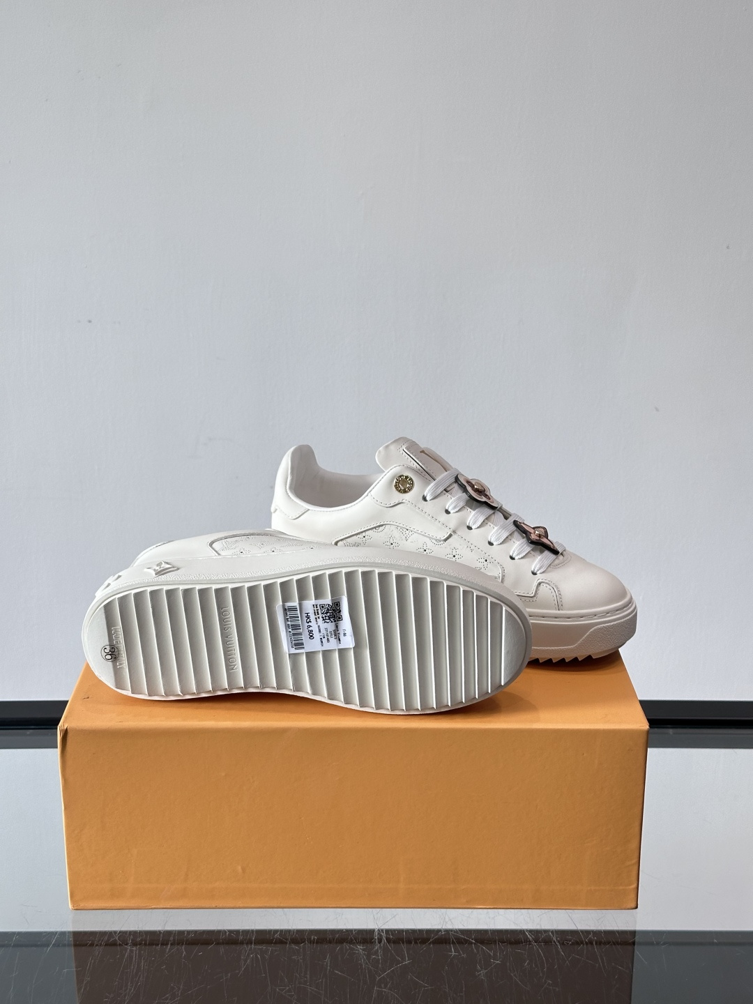 LV Time Out厚底小白鞋，白色皮革+经典Monogram浮雕，细节超精致✨。厚底设计增高又舒适，