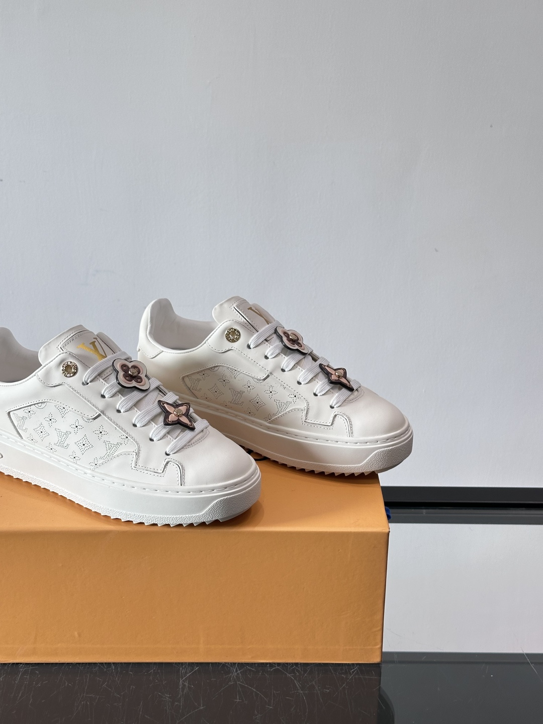 LV Time Out厚底小白鞋，白色皮革+经典Monogram浮雕，细节超精致✨。厚底设计增高又舒适，