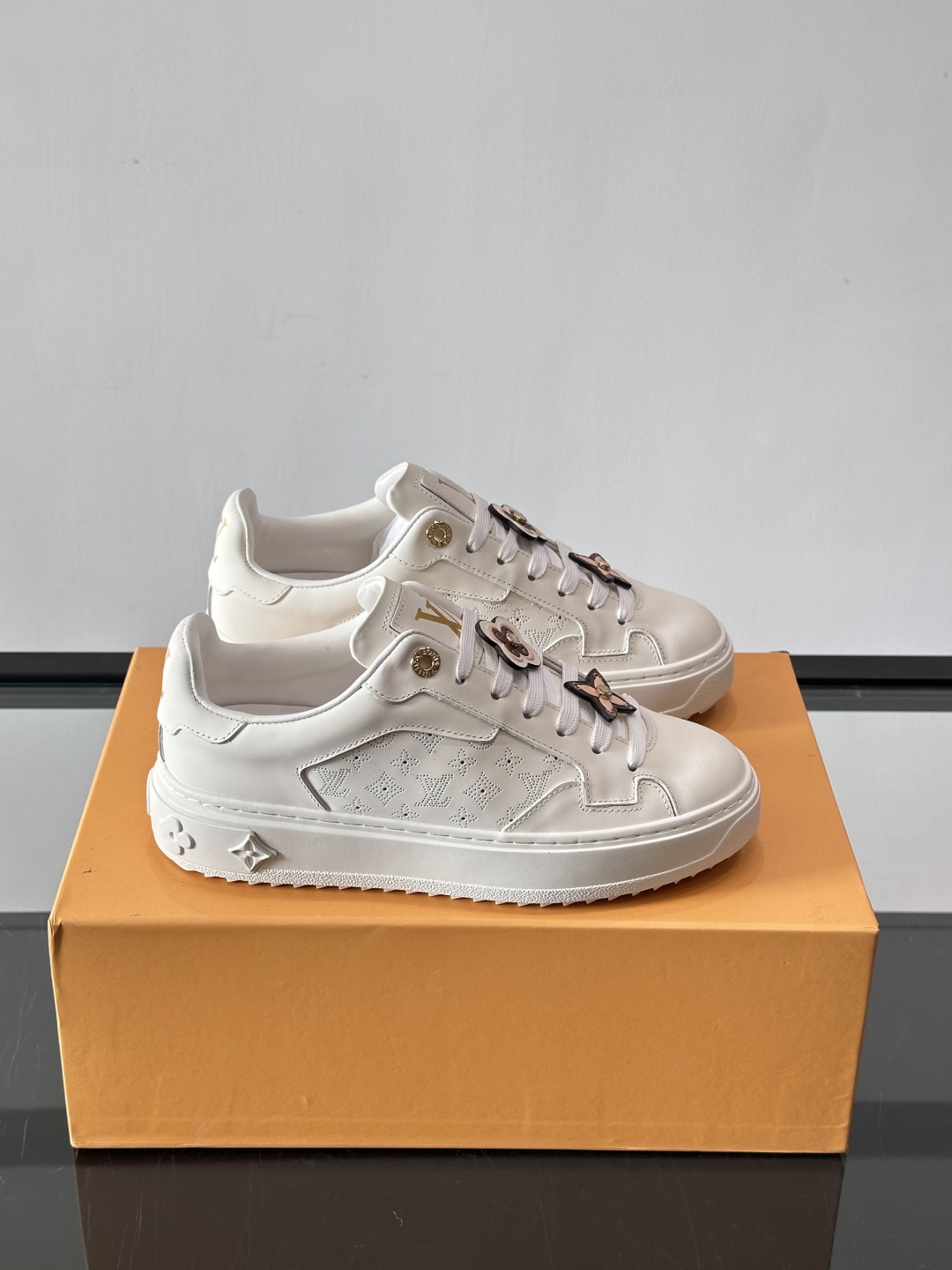 LV Time Out厚底小白鞋，白色皮革+经典Monogram浮雕，细节超精致✨。厚底设计增高又舒适，