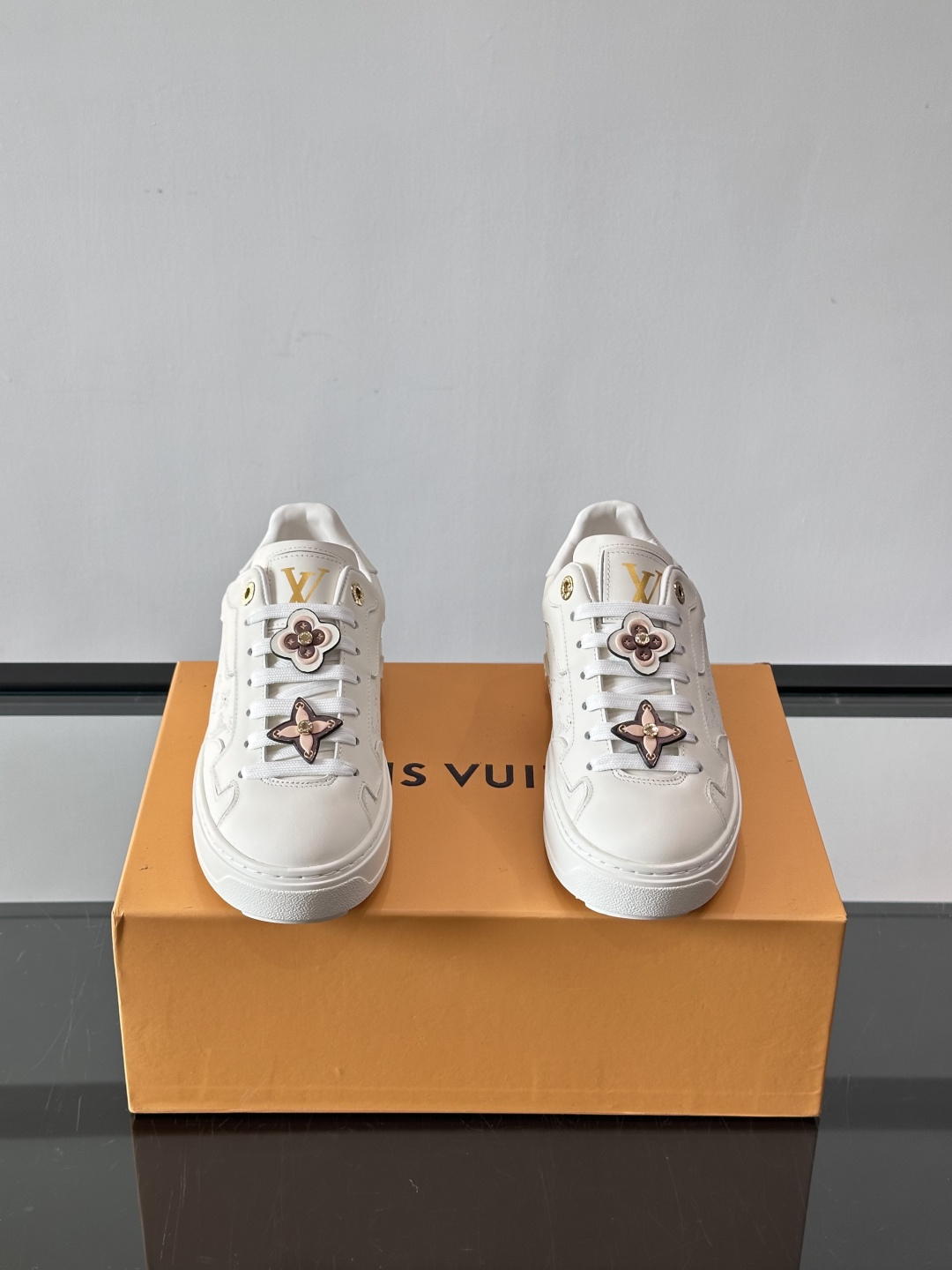 LV Time Out厚底小白鞋，白色皮革+经典Monogram浮雕，细节超精致✨。厚底设计增高又舒适，