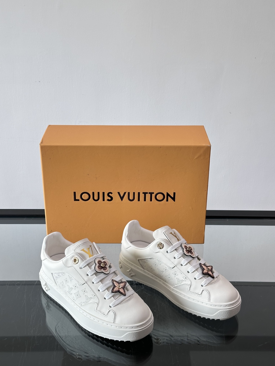 LV Time Out厚底小白鞋，白色皮革+经典Monogram浮雕，细节超精致✨。厚底设计增高又舒适，