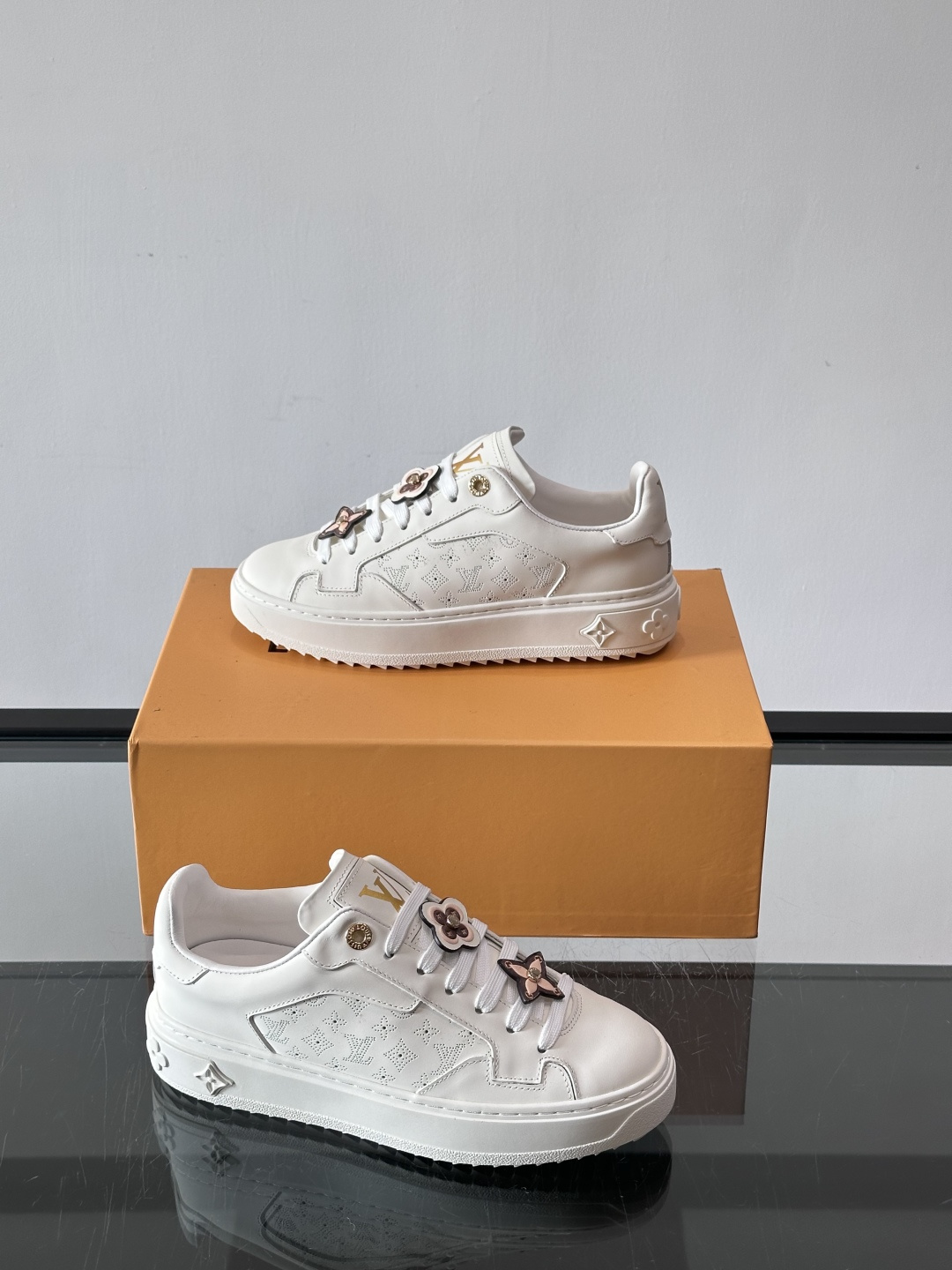 LV Time Out厚底小白鞋，白色皮革+经典Monogram浮雕，细节超精致✨。厚底设计增高又舒适，