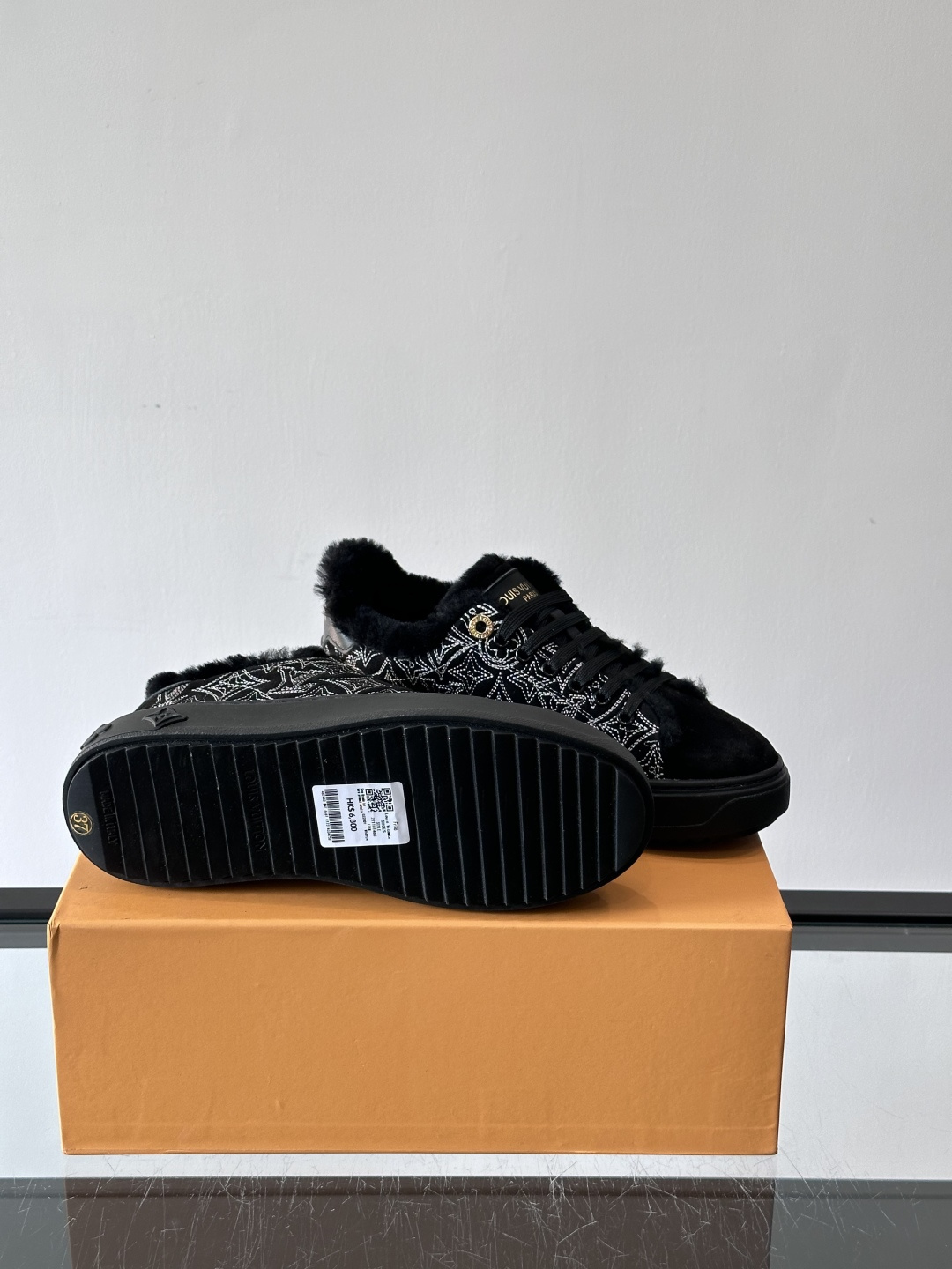 LV Time Out羊毛运动鞋，秋冬新款，牛皮革鞋面+Monogram压印，低调奢华✨。内里皮毛一体，