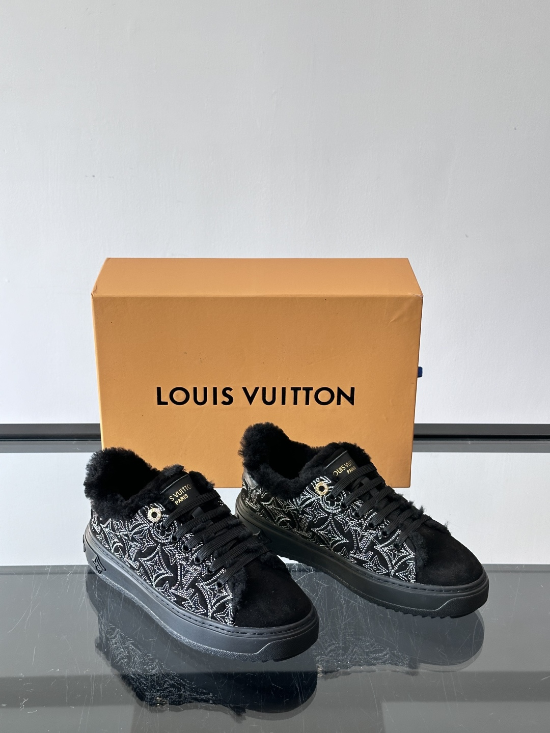 LV Time Out羊毛运动鞋，秋冬新款，牛皮革鞋面+Monogram压印，低调奢华✨。内里皮毛一体，