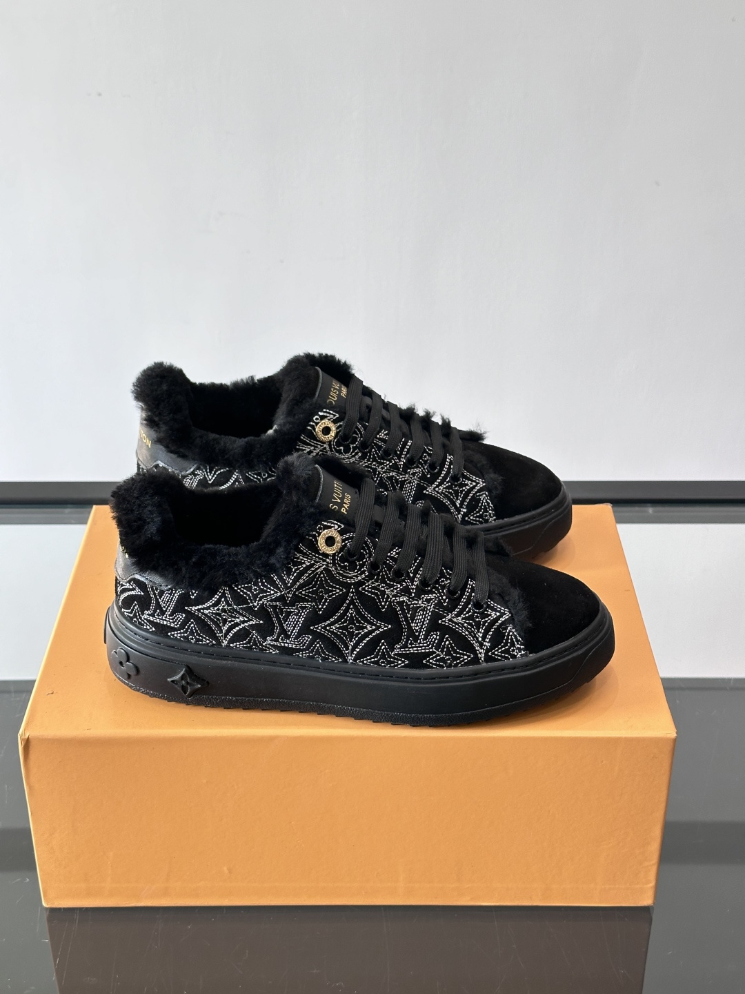 LV Time Out羊毛运动鞋，秋冬新款，牛皮革鞋面+Monogram压印，低调奢华✨。内里皮毛一体，