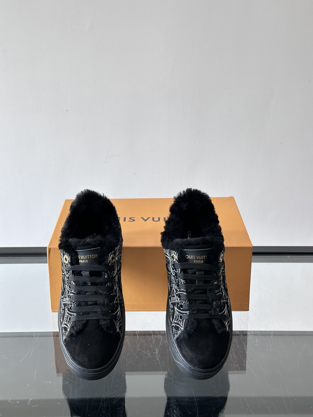 LV Time Out羊毛运动鞋，秋冬新款，牛皮革鞋面+Monogram压印，低调奢华✨。内里皮毛一体，