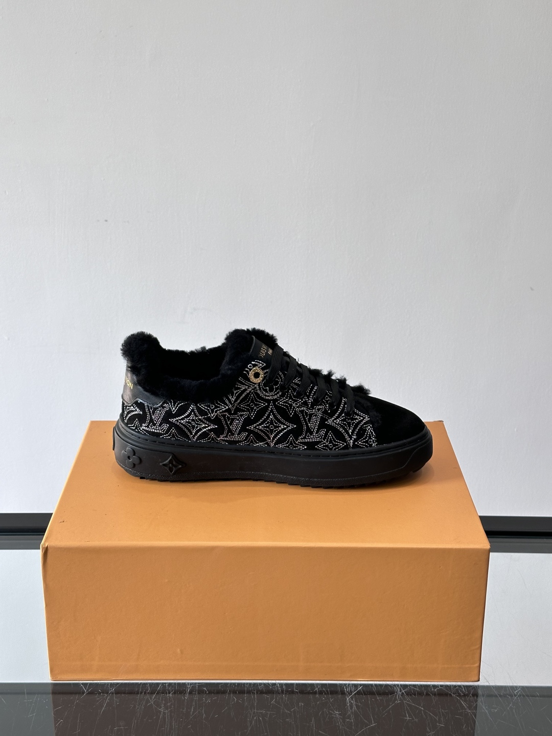 LV Time Out羊毛运动鞋，秋冬新款，牛皮革鞋面+Monogram压印，低调奢华✨。内里皮毛一体，