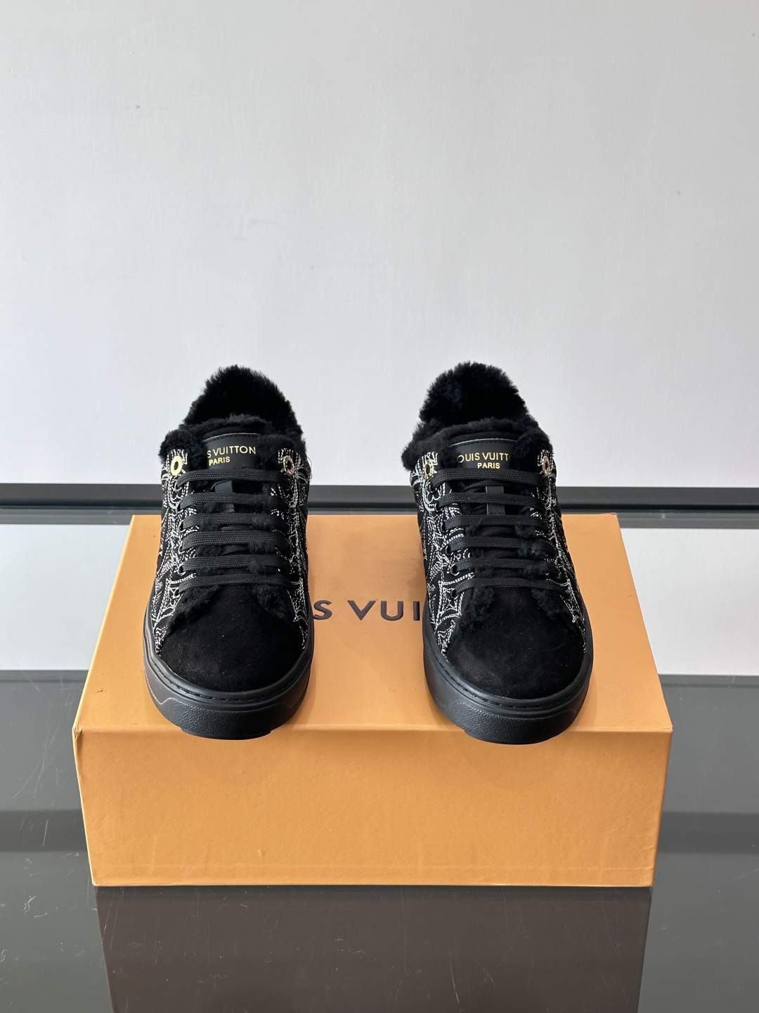 LV Time Out羊毛运动鞋，秋冬新款，牛皮革鞋面+Monogram压印，低调奢华✨。内里皮毛一体，