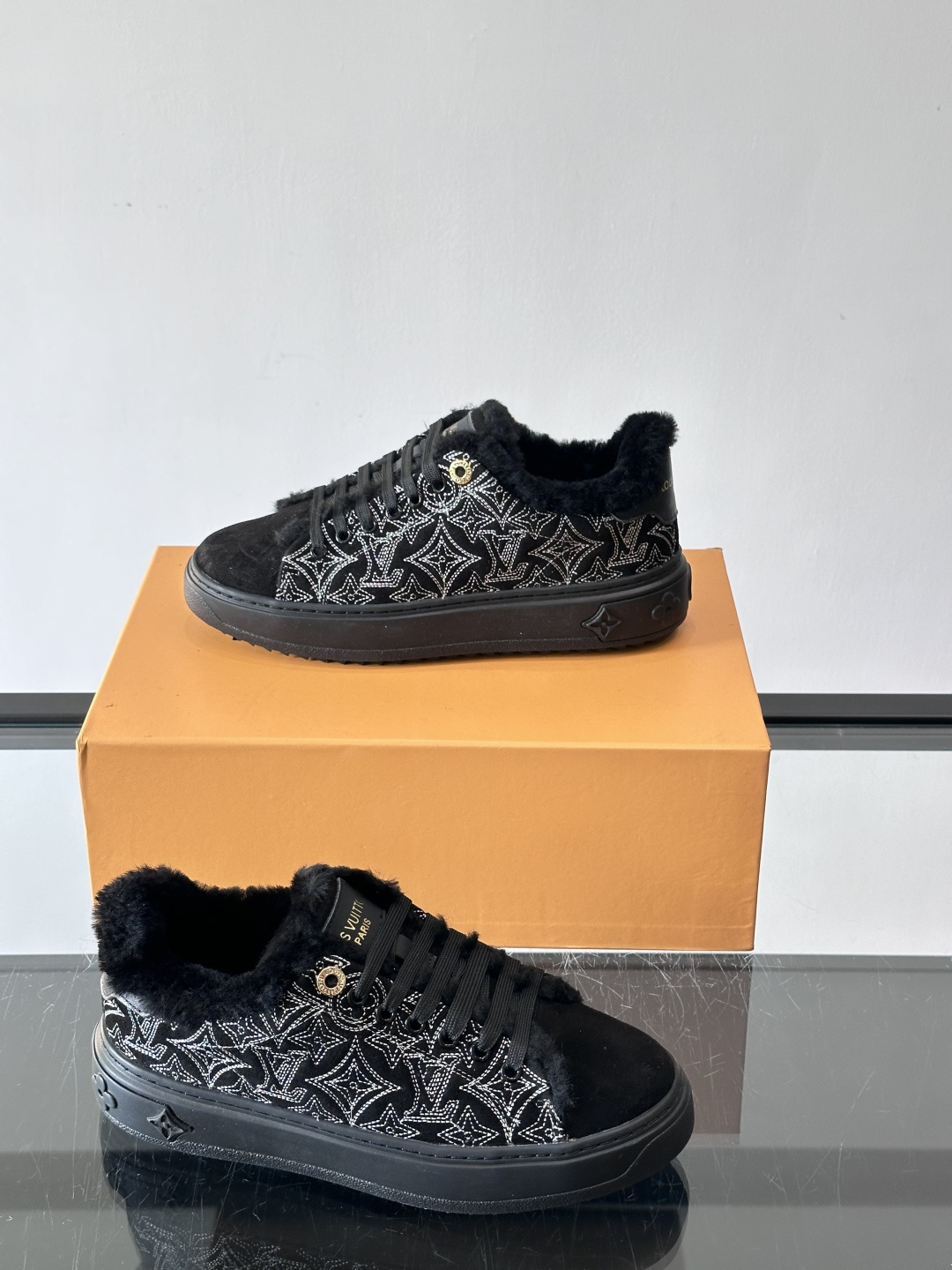 LV Time Out羊毛运动鞋，秋冬新款，牛皮革鞋面+Monogram压印，低调奢华✨。内里皮毛一体，