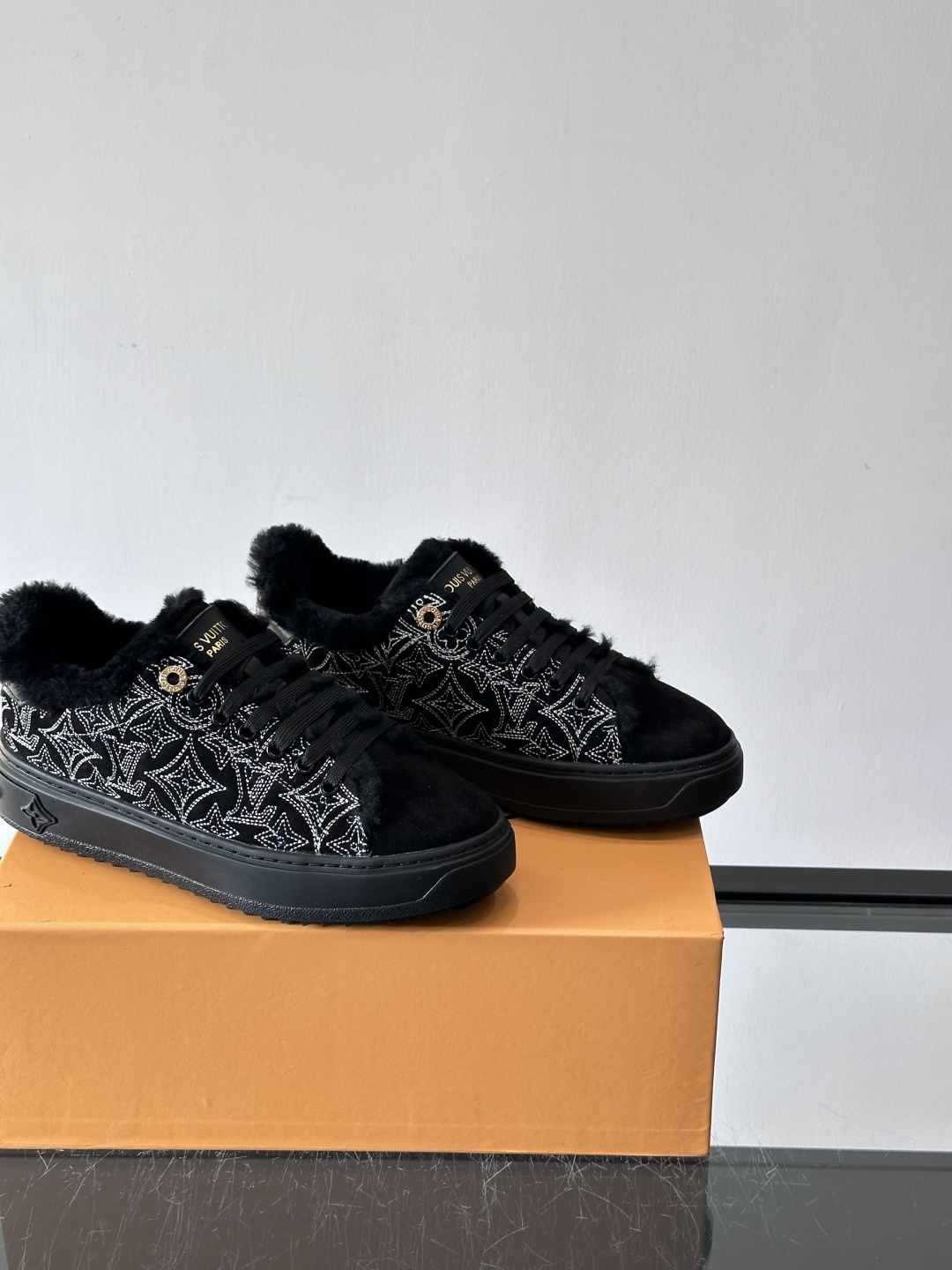 LV Time Out羊毛运动鞋，秋冬新款，牛皮革鞋面+Monogram压印，低调奢华✨。内里皮毛一体，