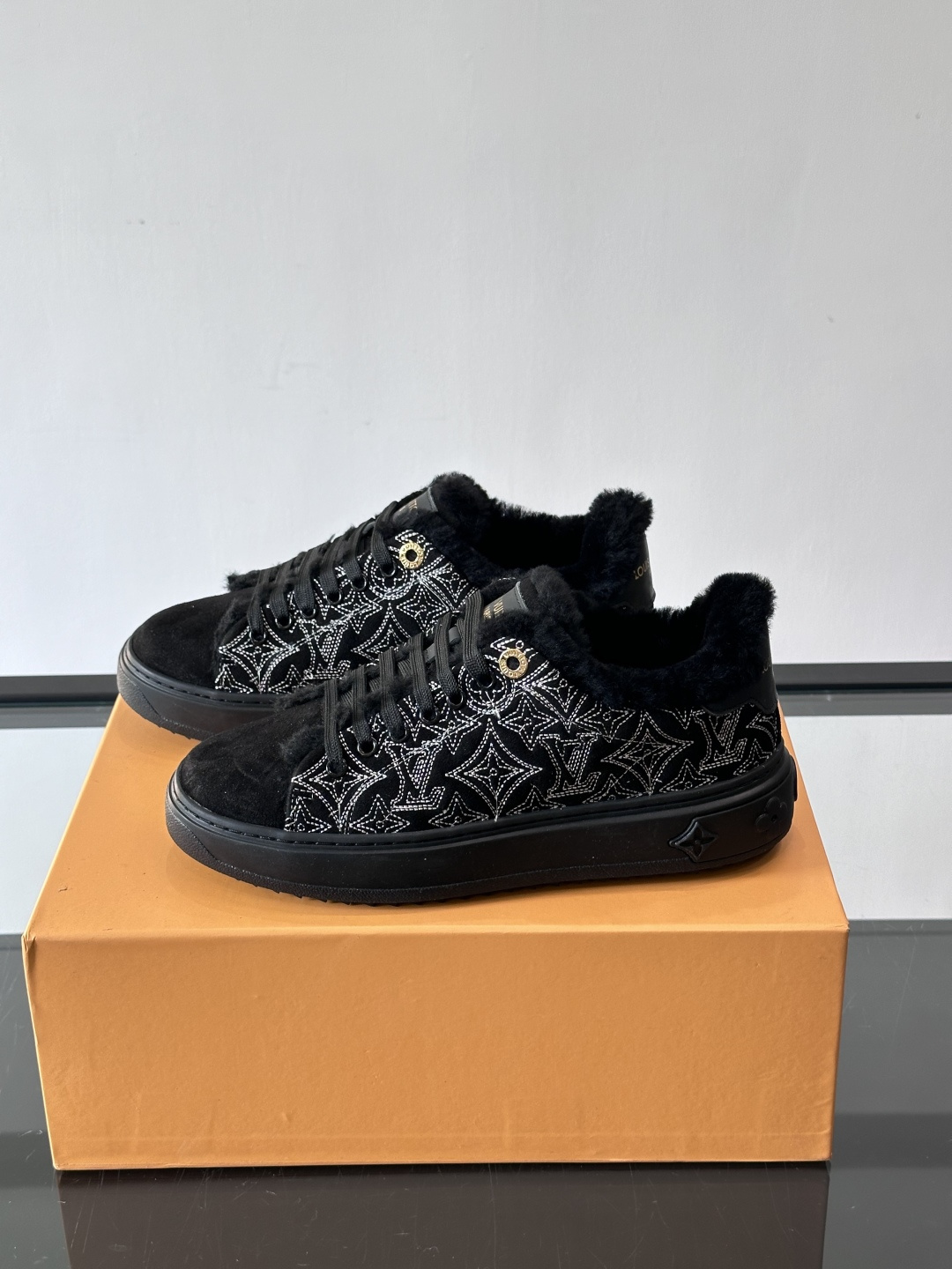 LV Time Out羊毛运动鞋，秋冬新款，牛皮革鞋面+Monogram压印，低调奢华✨。内里皮毛一体，