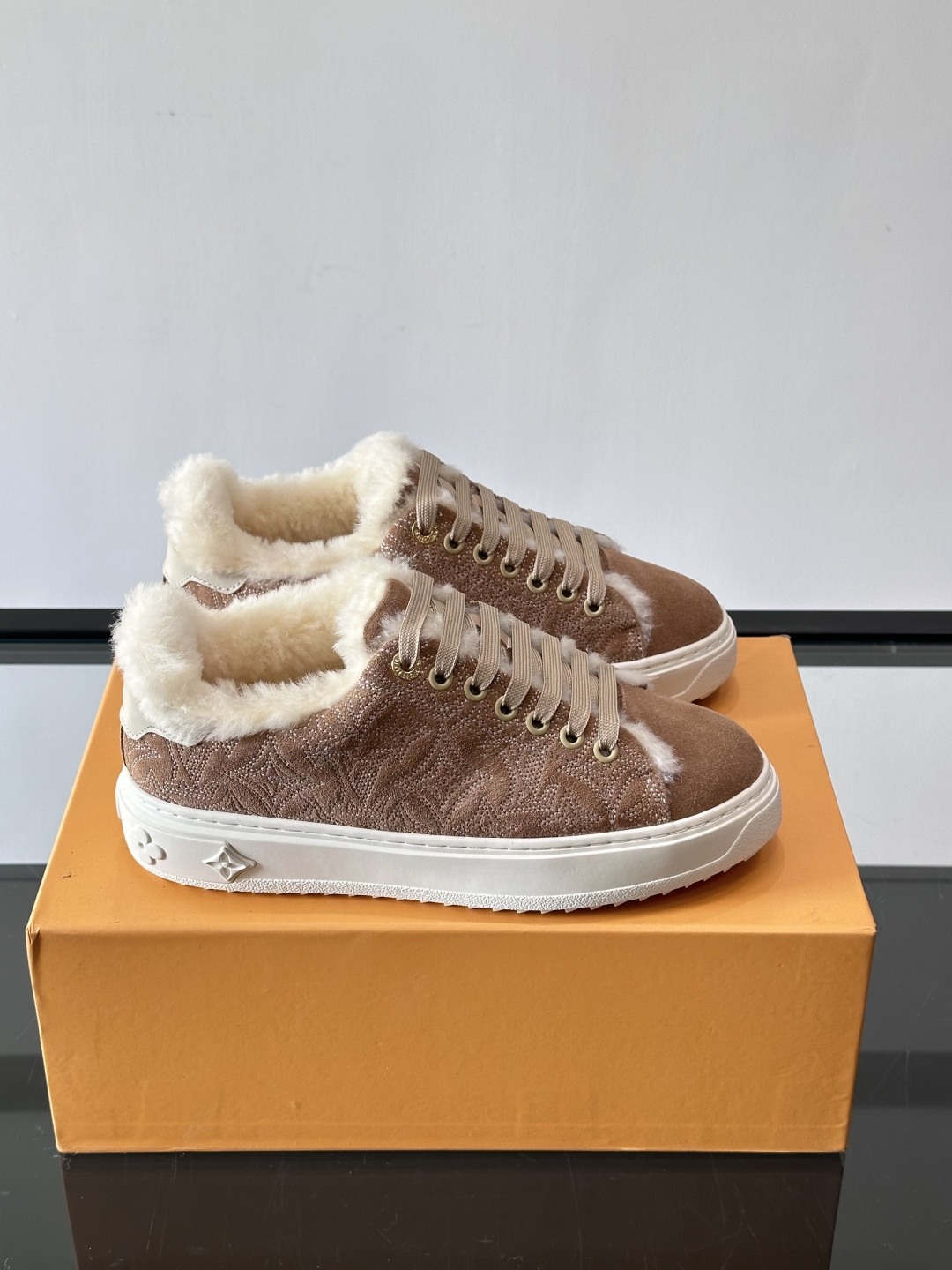 LV Time Out羊毛运动鞋，秋冬新款，牛皮革鞋面+Monogram压印，低调奢华✨。内里皮毛一体，