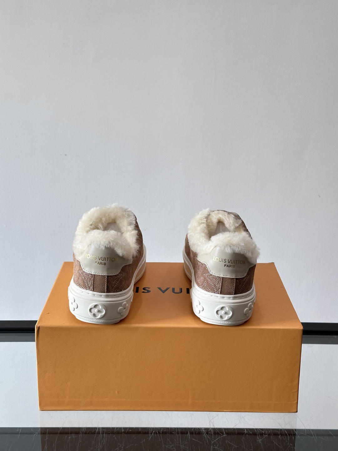 LV Time Out羊毛运动鞋，秋冬新款，牛皮革鞋面+Monogram压印，低调奢华✨。内里皮毛一体，