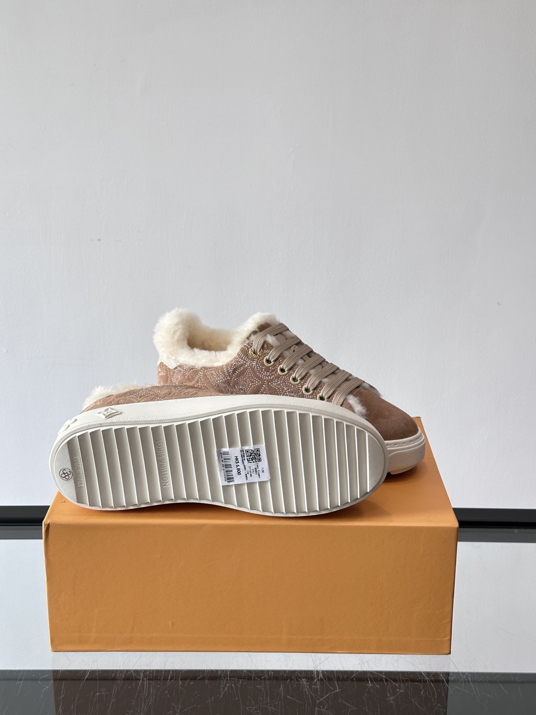 LV Time Out羊毛运动鞋，秋冬新款，牛皮革鞋面+Monogram压印，低调奢华✨。内里皮毛一体，