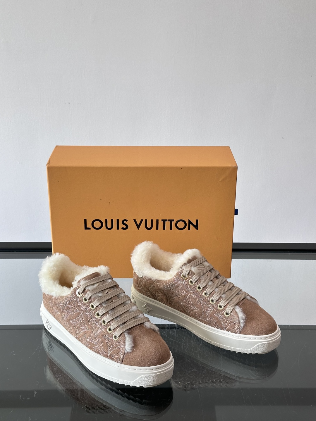 LV Time Out羊毛运动鞋，秋冬新款，牛皮革鞋面+Monogram压印，低调奢华✨。内里皮毛一体，