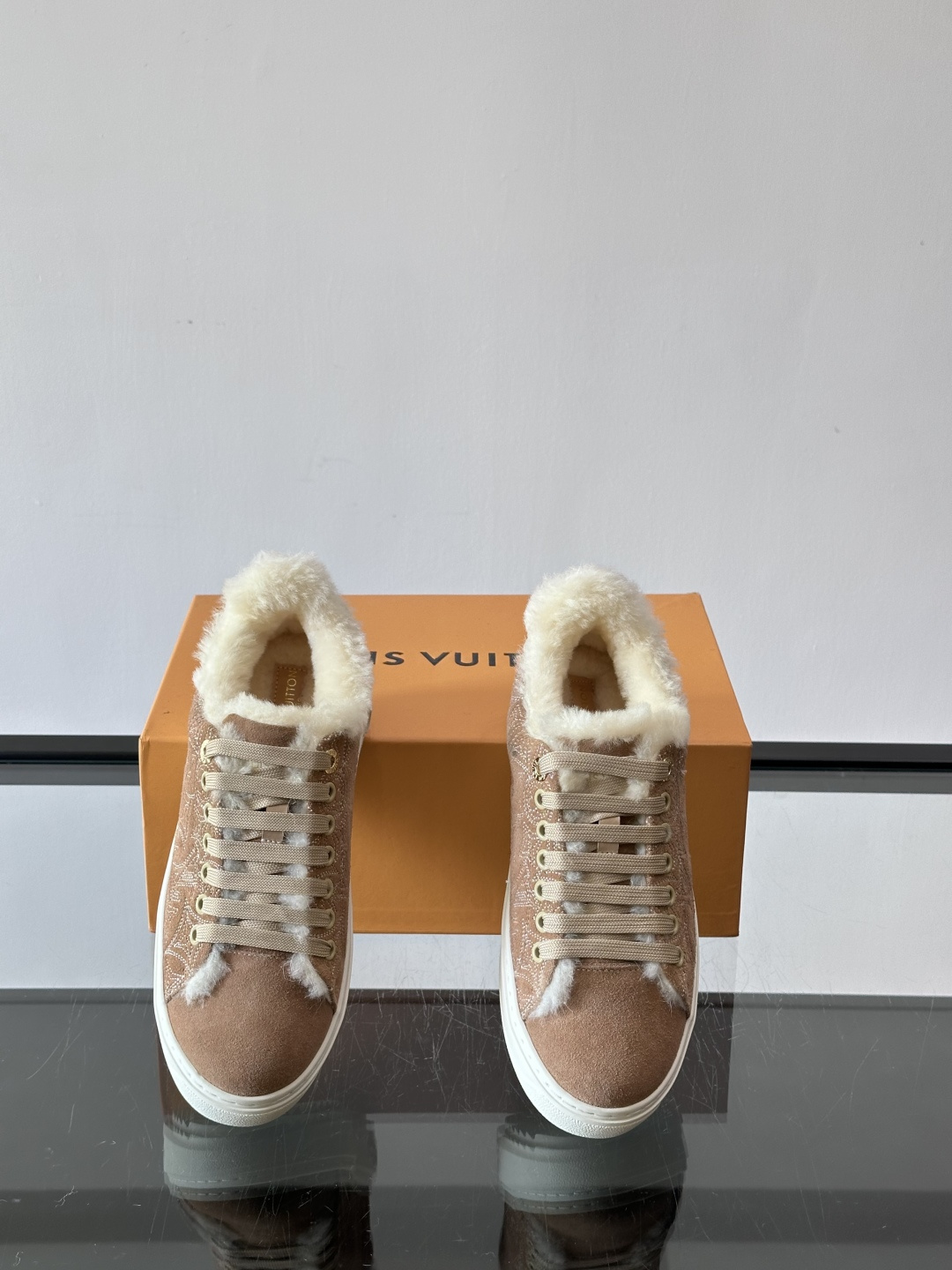 LV Time Out羊毛运动鞋，秋冬新款，牛皮革鞋面+Monogram压印，低调奢华✨。内里皮毛一体，