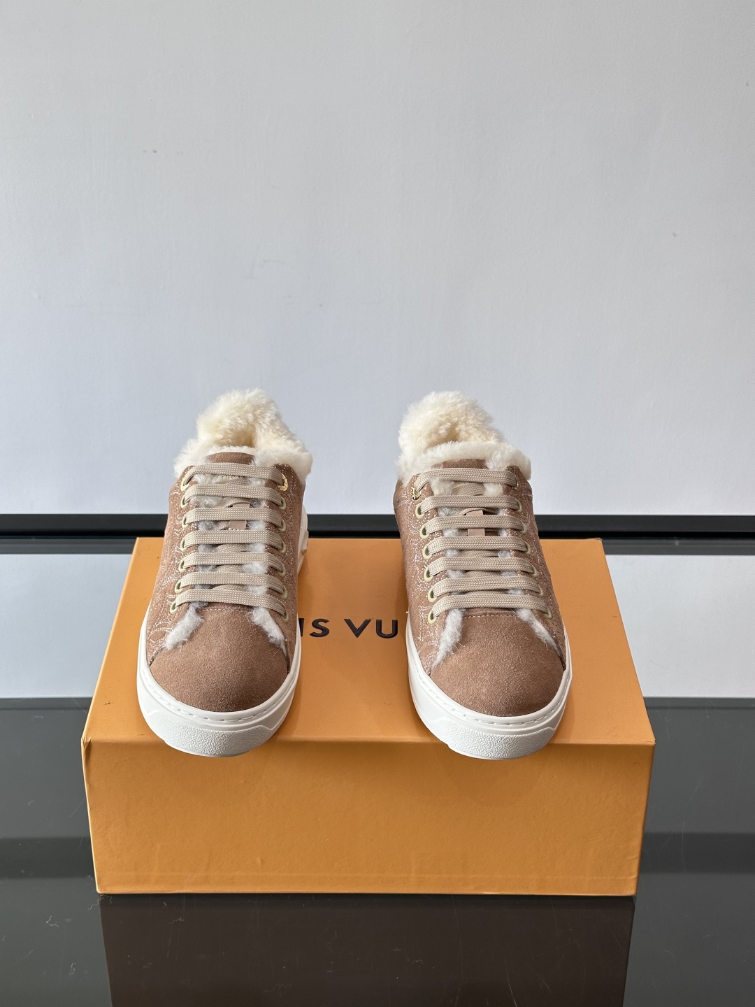 LV Time Out羊毛运动鞋，秋冬新款，牛皮革鞋面+Monogram压印，低调奢华✨。内里皮毛一体，