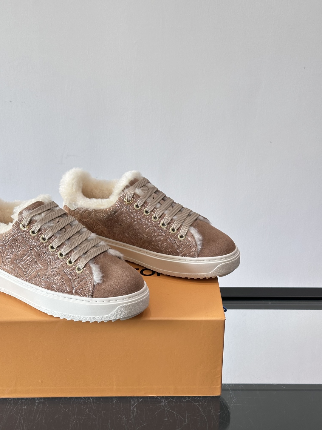 LV Time Out羊毛运动鞋，秋冬新款，牛皮革鞋面+Monogram压印，低调奢华✨。内里皮毛一体，