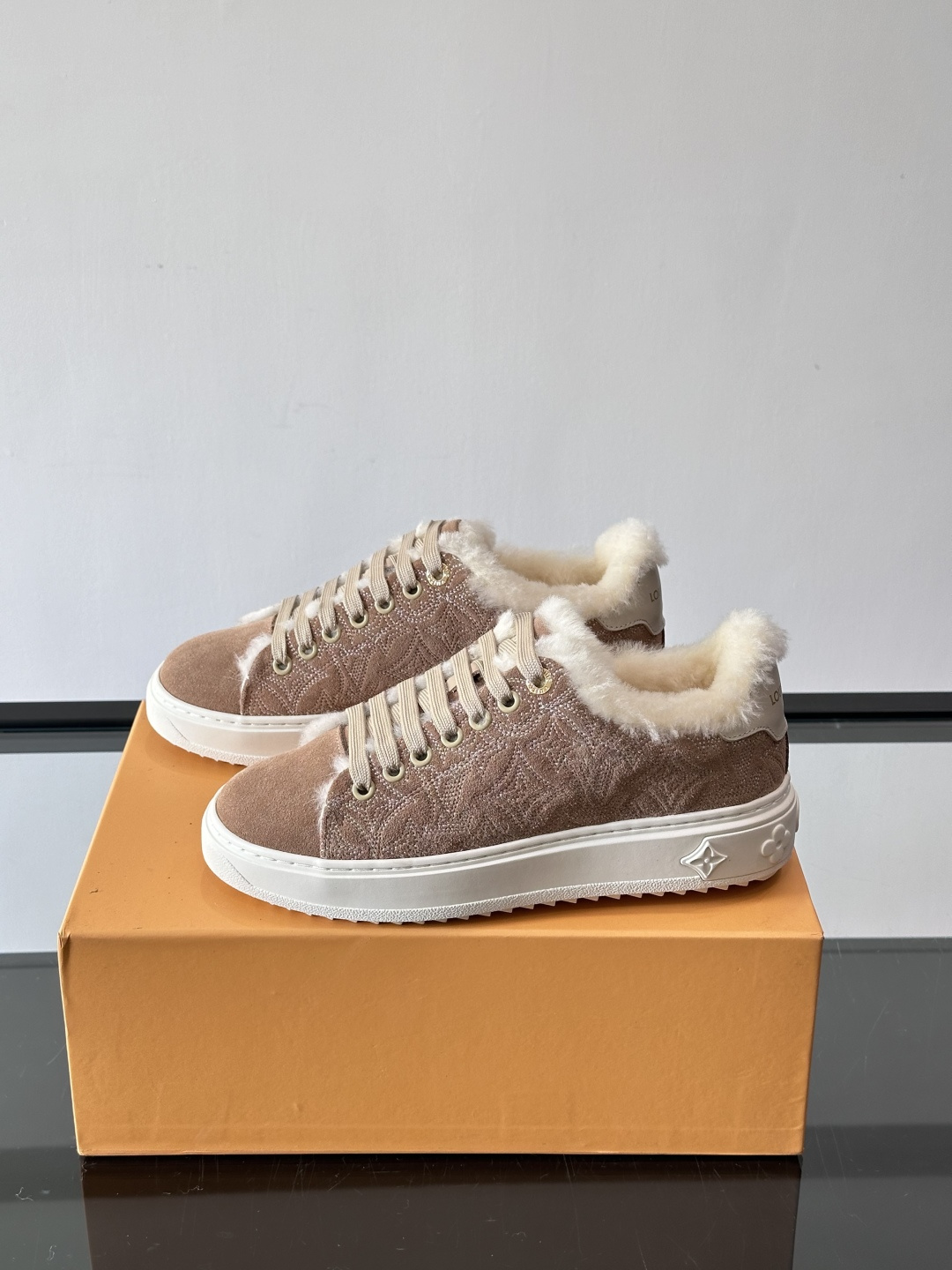 LV Time Out羊毛运动鞋，秋冬新款，牛皮革鞋面+Monogram压印，低调奢华✨。内里皮毛一体，