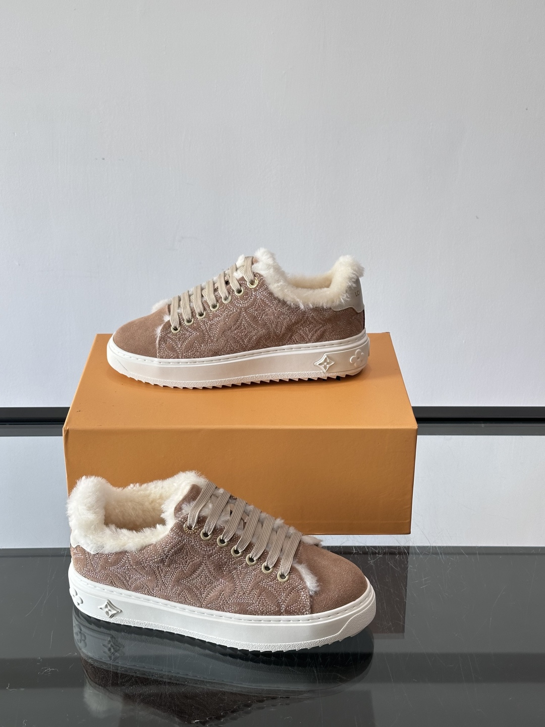 LV Time Out羊毛运动鞋，秋冬新款，牛皮革鞋面+Monogram压印，低调奢华✨。内里皮毛一体，