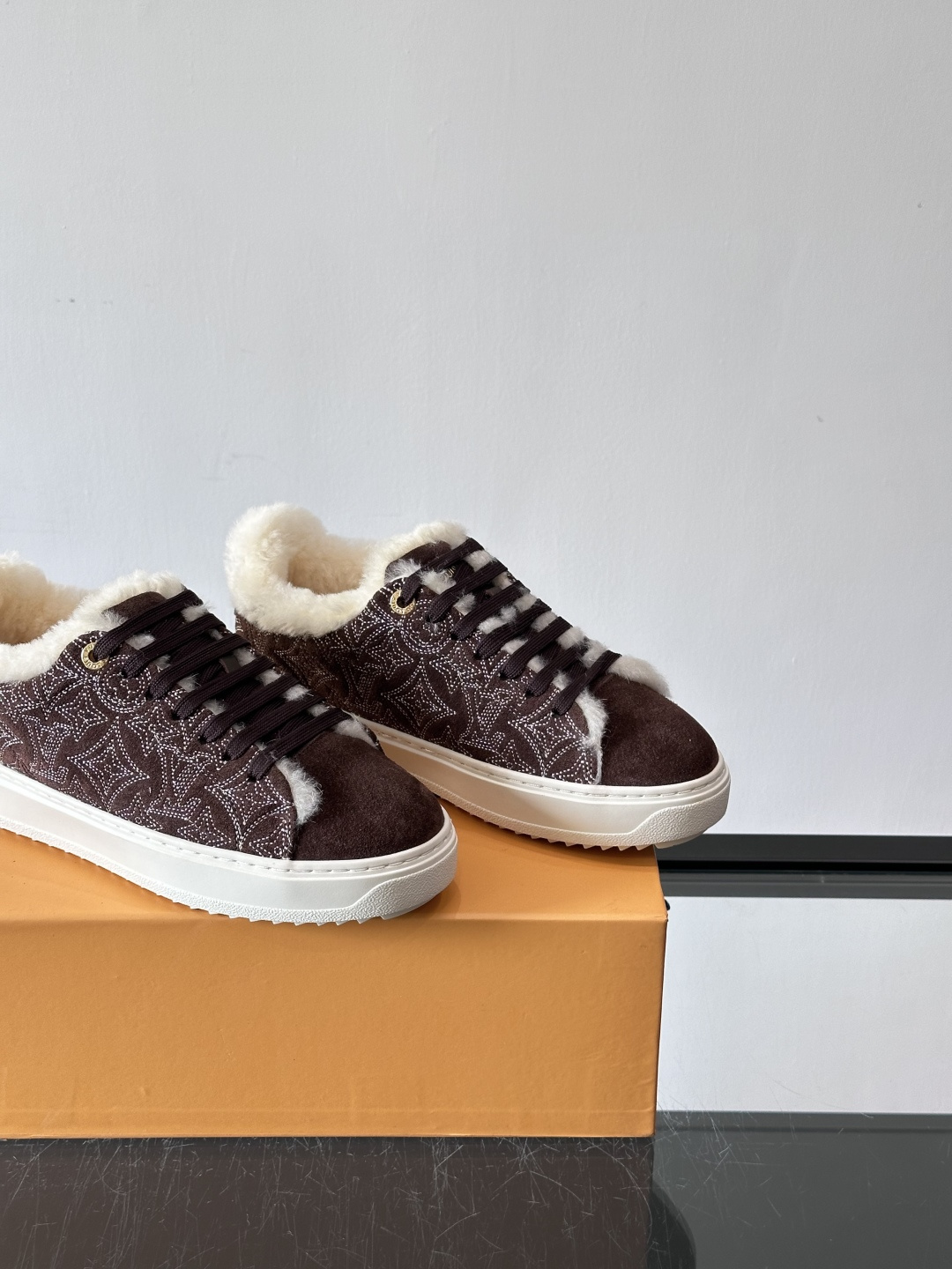 LV Time Out羊毛运动鞋，秋冬新款，牛皮革鞋面+Monogram压印，低调奢华✨。内里皮毛一体，