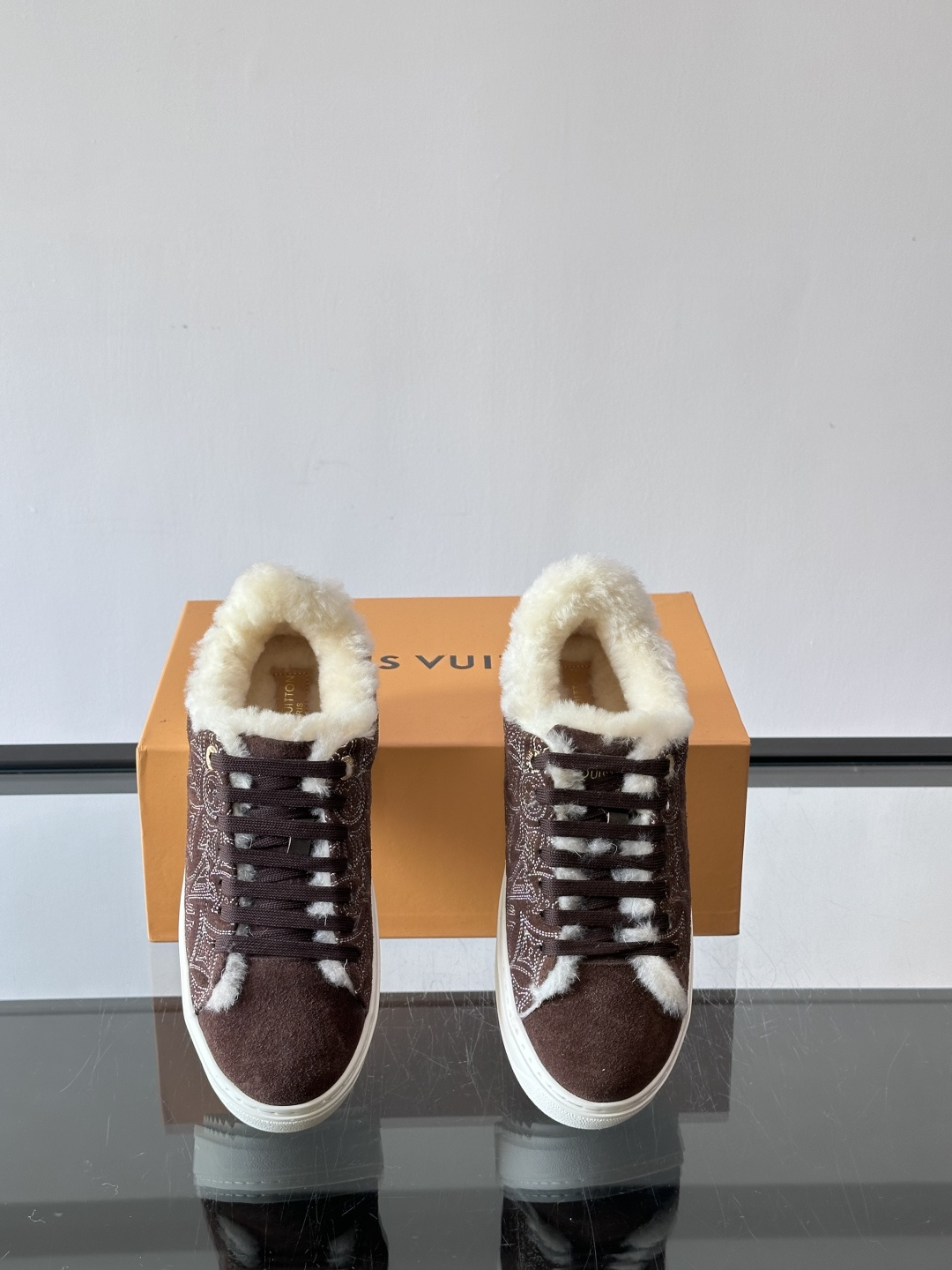 LV Time Out羊毛运动鞋，秋冬新款，牛皮革鞋面+Monogram压印，低调奢华✨。内里皮毛一体，