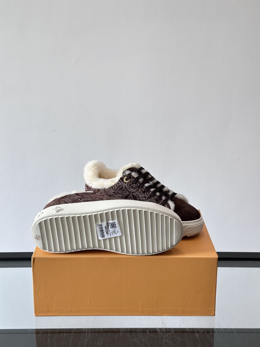 LV Time Out羊毛运动鞋，秋冬新款，牛皮革鞋面+Monogram压印，低调奢华✨。内里皮毛一体，