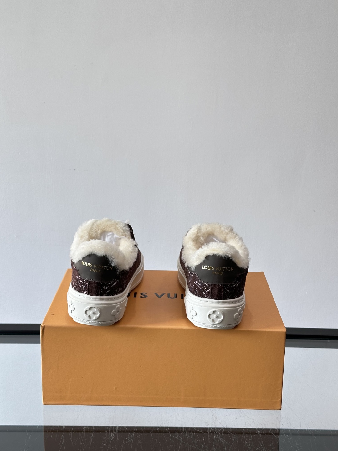 LV Time Out羊毛运动鞋，秋冬新款，牛皮革鞋面+Monogram压印，低调奢华✨。内里皮毛一体，