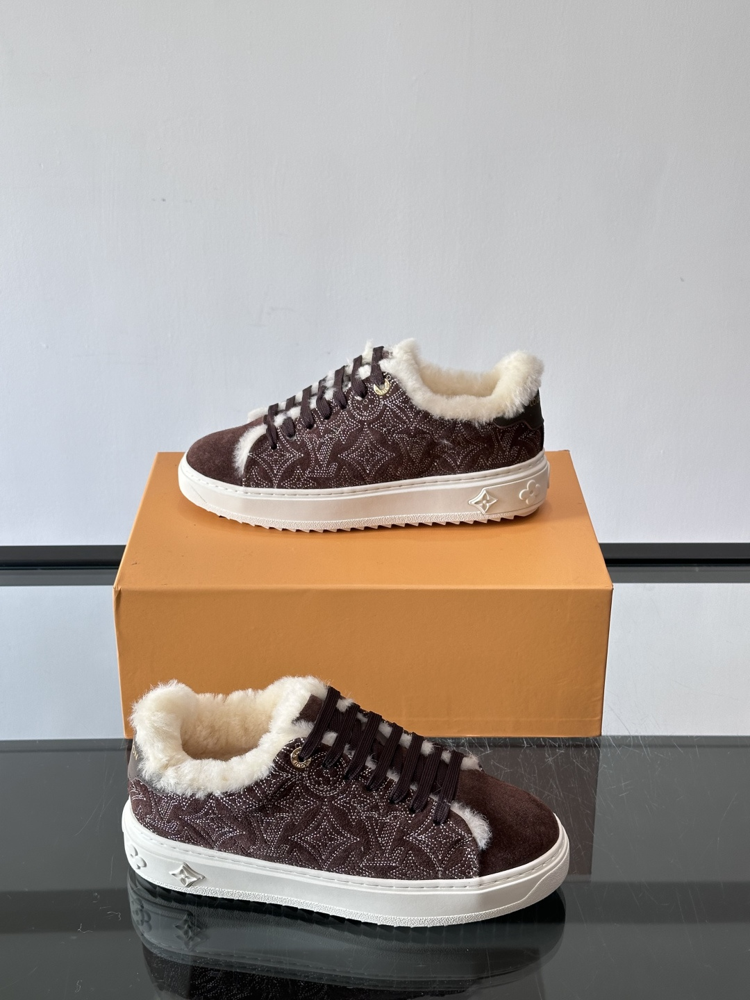 LV Time Out羊毛运动鞋，秋冬新款，牛皮革鞋面+Monogram压印，低调奢华✨。内里皮毛一体，