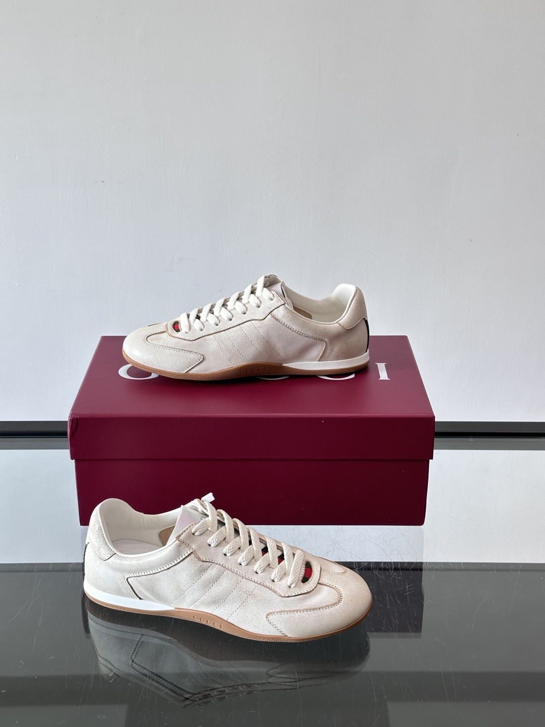 Gucci Shift系列运动鞋，主打轻盈薄底设计，麂皮+帆布+科技面料拼接，质感满分！鞋舌和后跟有红绿