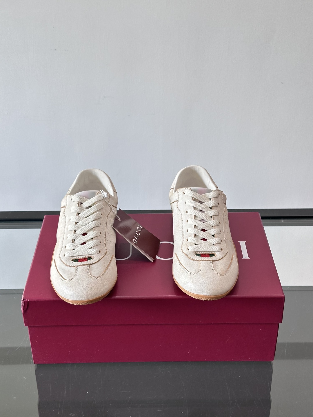 Gucci Shift系列运动鞋，主打轻盈薄底设计，麂皮+帆布+科技面料拼接，质感满分！鞋舌和后跟有红绿