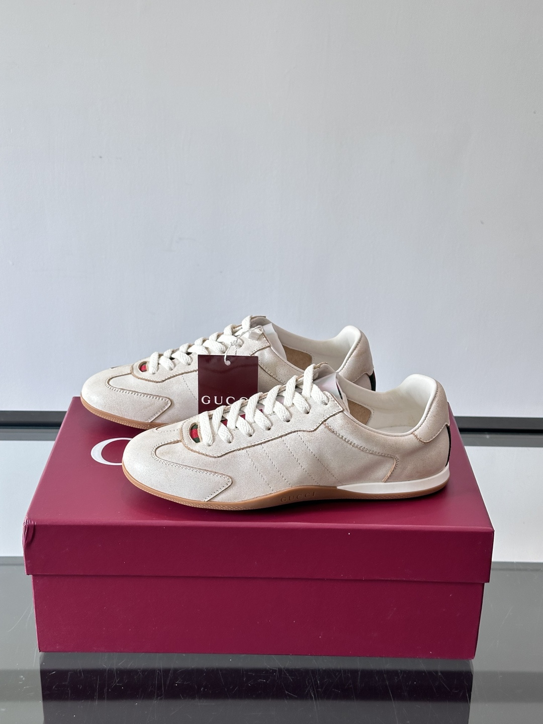 Gucci Shift系列运动鞋，主打轻盈薄底设计，麂皮+帆布+科技面料拼接，质感满分！鞋舌和后跟有红绿