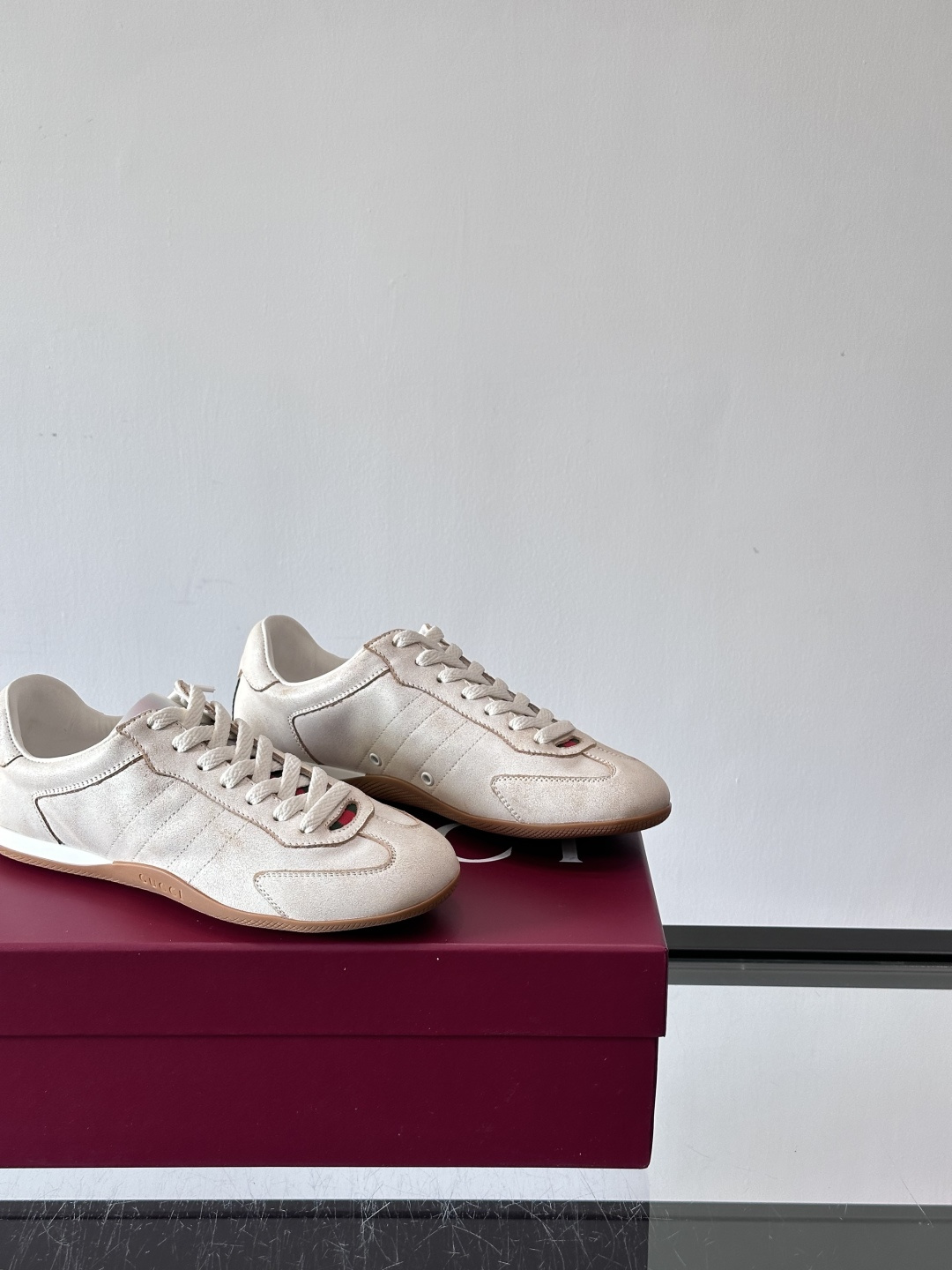 Gucci Shift系列运动鞋，主打轻盈薄底设计，麂皮+帆布+科技面料拼接，质感满分！鞋舌和后跟有红绿