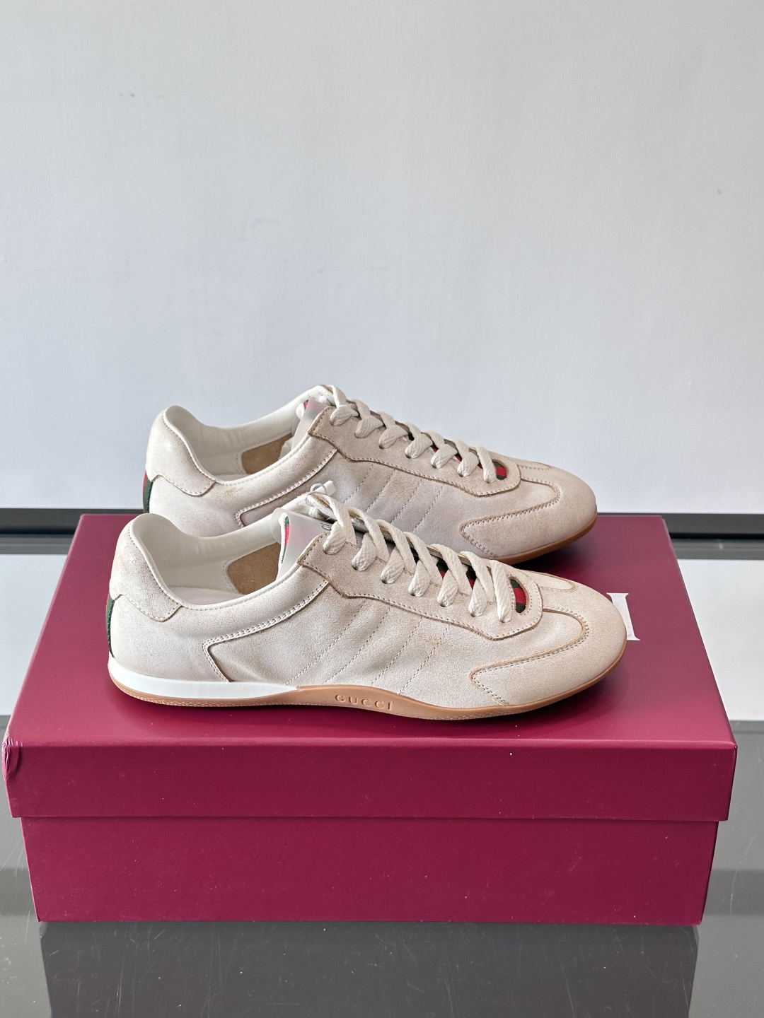 Gucci Shift系列运动鞋，主打轻盈薄底设计，麂皮+帆布+科技面料拼接，质感满分！鞋舌和后跟有红绿