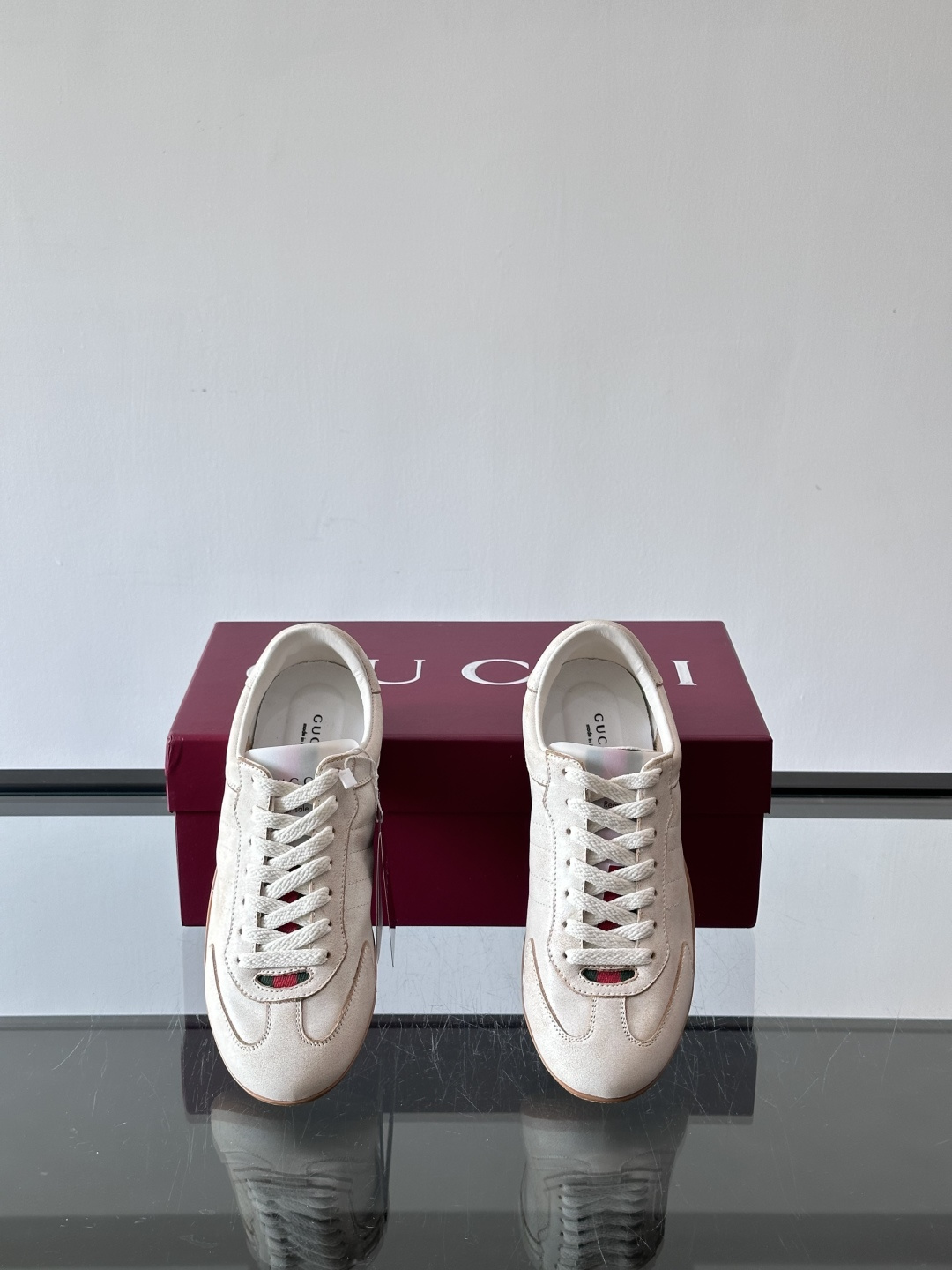 Gucci Shift系列运动鞋，主打轻盈薄底设计，麂皮+帆布+科技面料拼接，质感满分！鞋舌和后跟有红绿