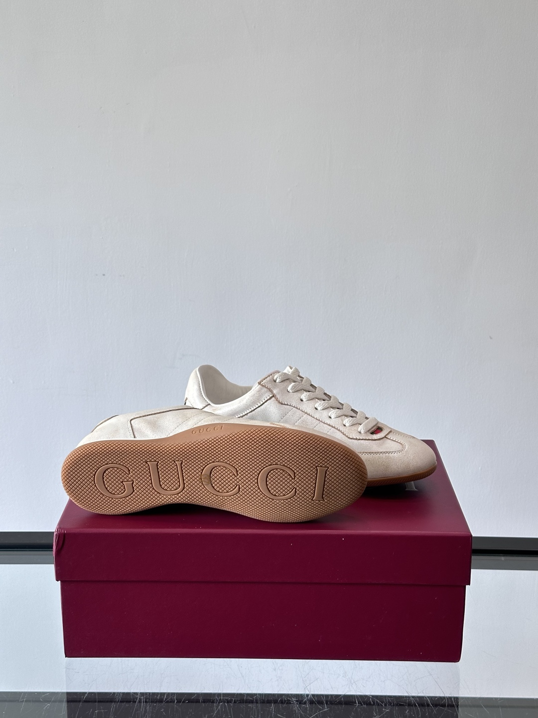Gucci Shift系列运动鞋，主打轻盈薄底设计，麂皮+帆布+科技面料拼接，质感满分！鞋舌和后跟有红绿
