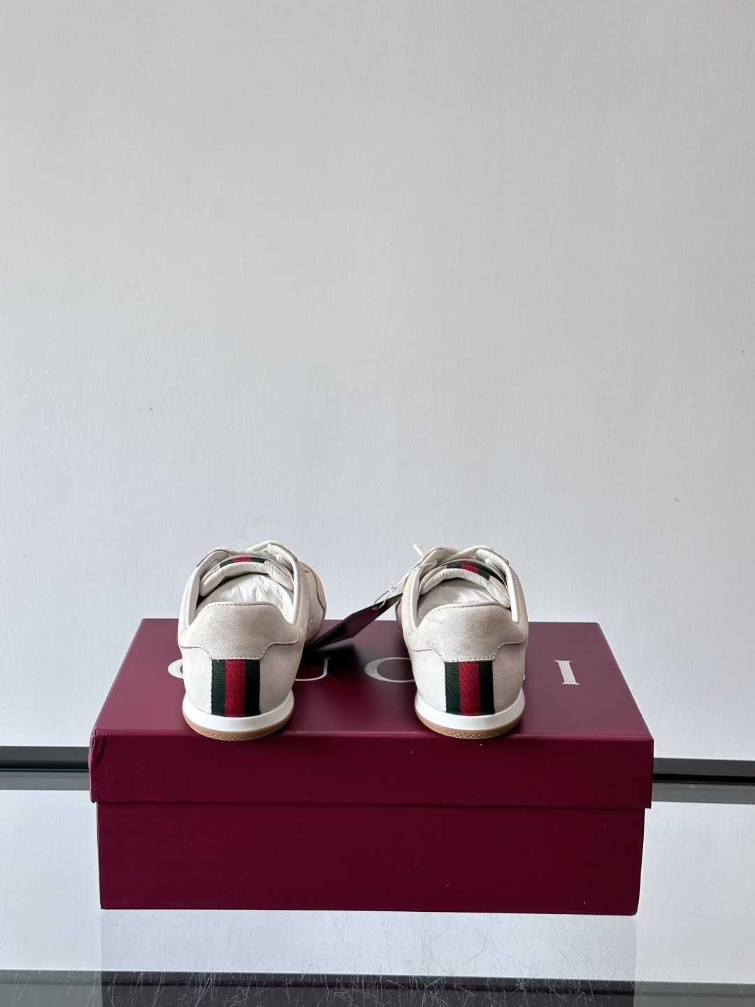 Gucci Shift系列运动鞋，主打轻盈薄底设计，麂皮+帆布+科技面料拼接，质感满分！鞋舌和后跟有红绿