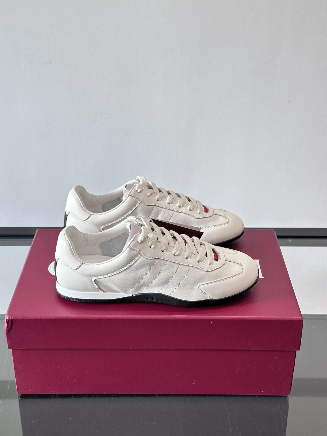 Gucci Shift系列运动鞋，主打轻盈薄底设计，麂皮+帆布+科技面料拼接，质感满分！鞋舌和后跟有红绿