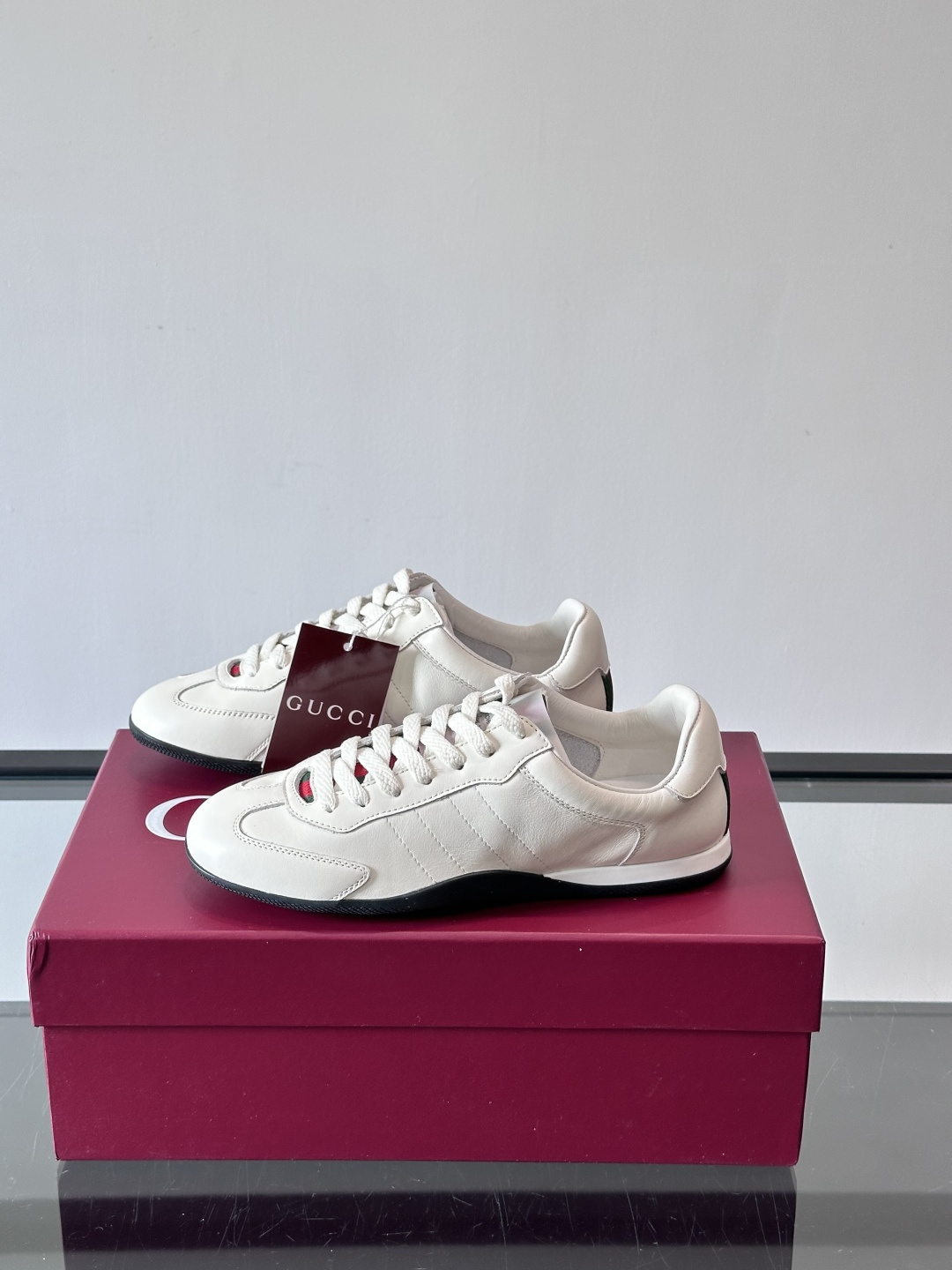 Gucci Shift系列运动鞋，主打轻盈薄底设计，麂皮+帆布+科技面料拼接，质感满分！鞋舌和后跟有红绿