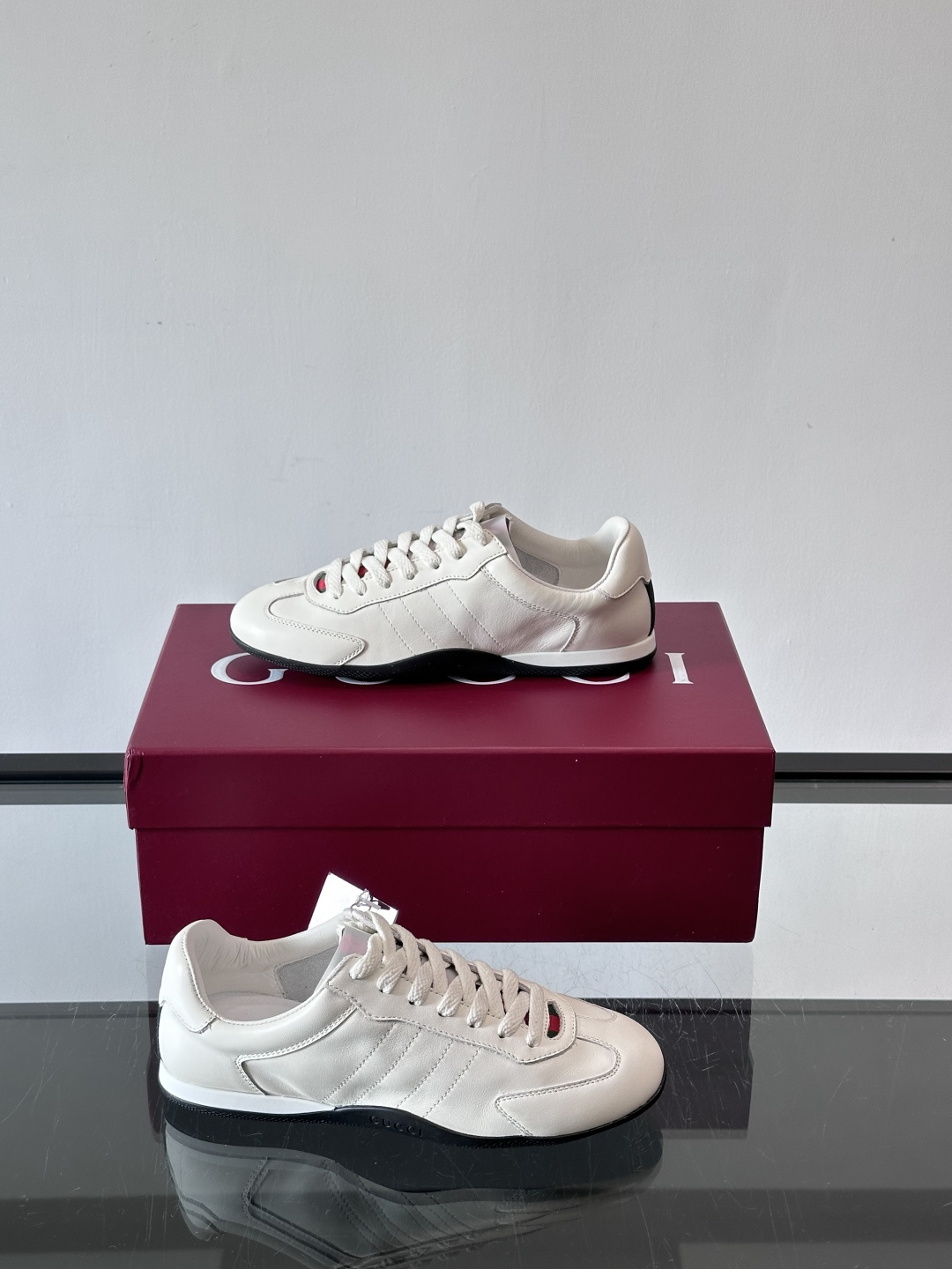 Gucci Shift系列运动鞋，主打轻盈薄底设计，麂皮+帆布+科技面料拼接，质感满分！鞋舌和后跟有红绿