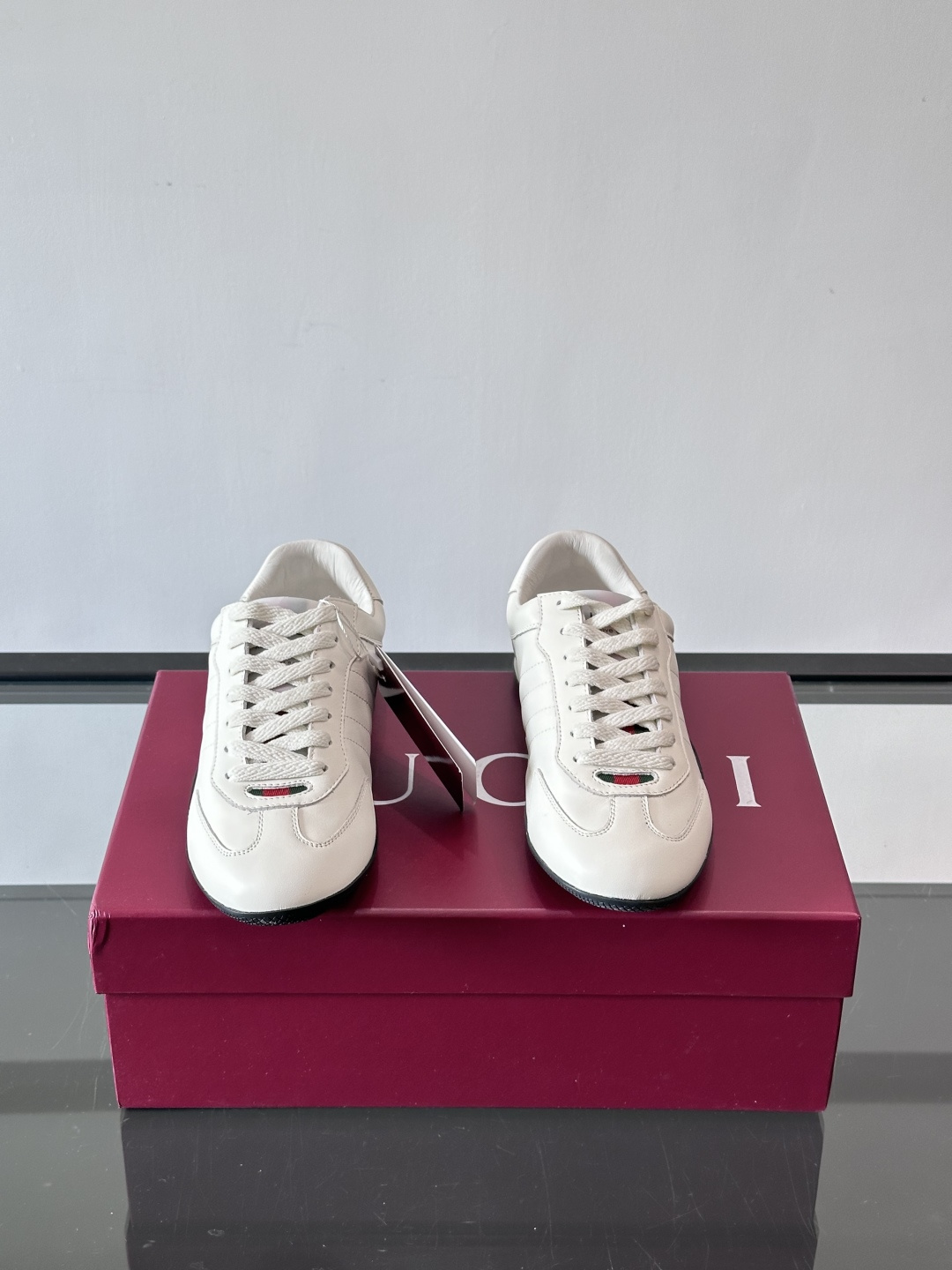 Gucci Shift系列运动鞋，主打轻盈薄底设计，麂皮+帆布+科技面料拼接，质感满分！鞋舌和后跟有红绿