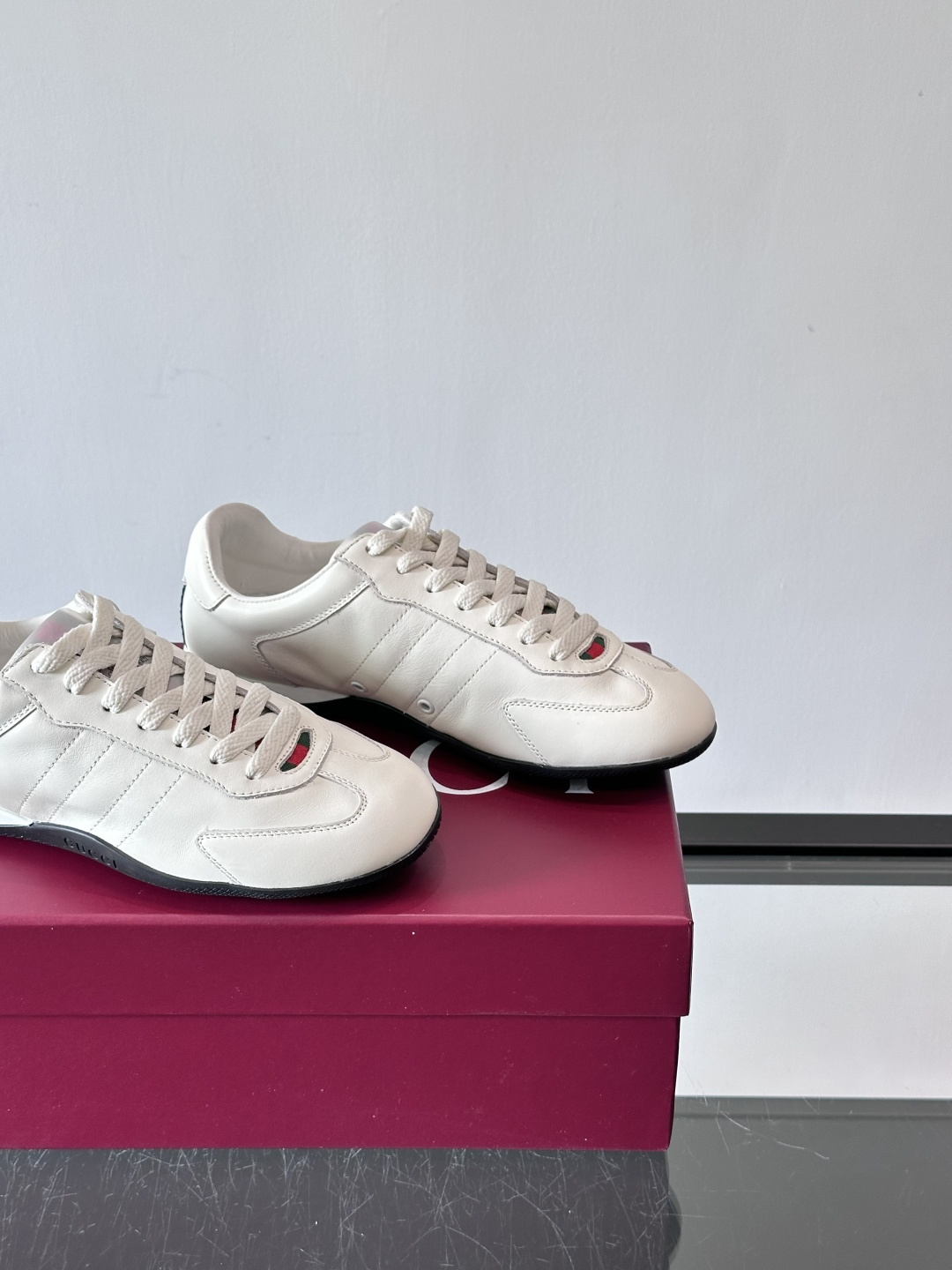 Gucci Shift系列运动鞋，主打轻盈薄底设计，麂皮+帆布+科技面料拼接，质感满分！鞋舌和后跟有红绿