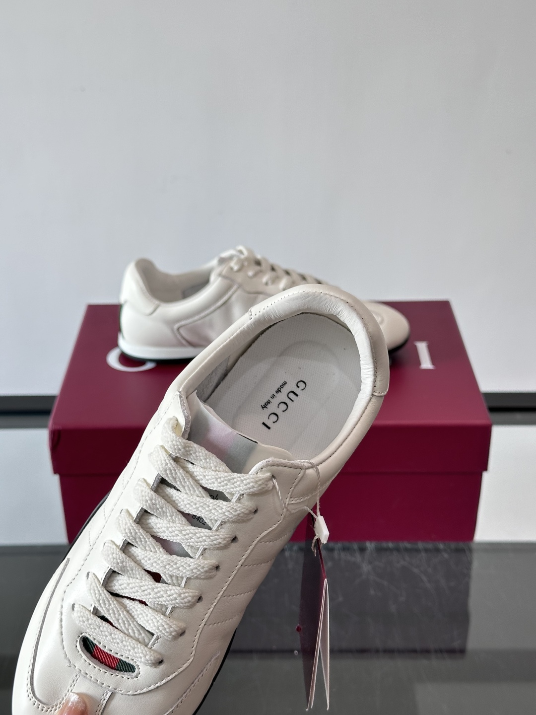 Gucci Shift系列运动鞋，主打轻盈薄底设计，麂皮+帆布+科技面料拼接，质感满分！鞋舌和后跟有红绿