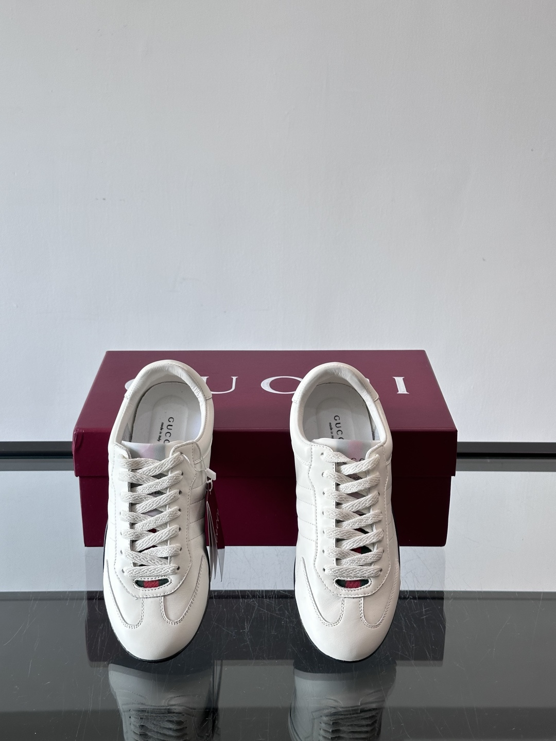 Gucci Shift系列运动鞋，主打轻盈薄底设计，麂皮+帆布+科技面料拼接，质感满分！鞋舌和后跟有红绿