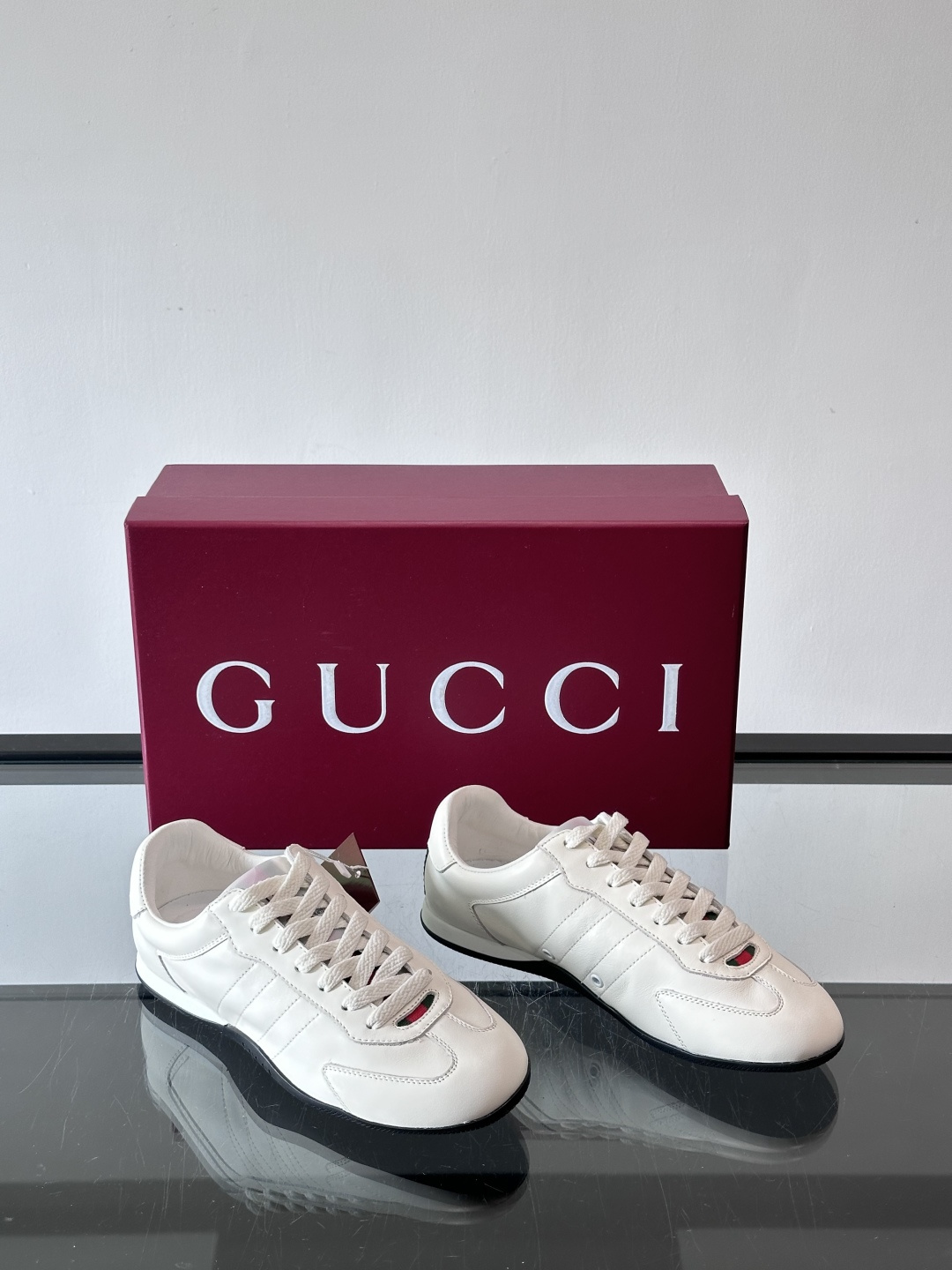 Gucci Shift系列运动鞋，主打轻盈薄底设计，麂皮+帆布+科技面料拼接，质感满分！鞋舌和后跟有红绿