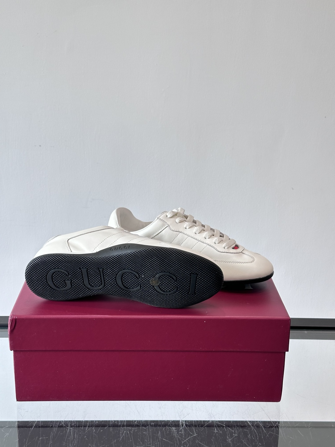 Gucci Shift系列运动鞋，主打轻盈薄底设计，麂皮+帆布+科技面料拼接，质感满分！鞋舌和后跟有红绿
