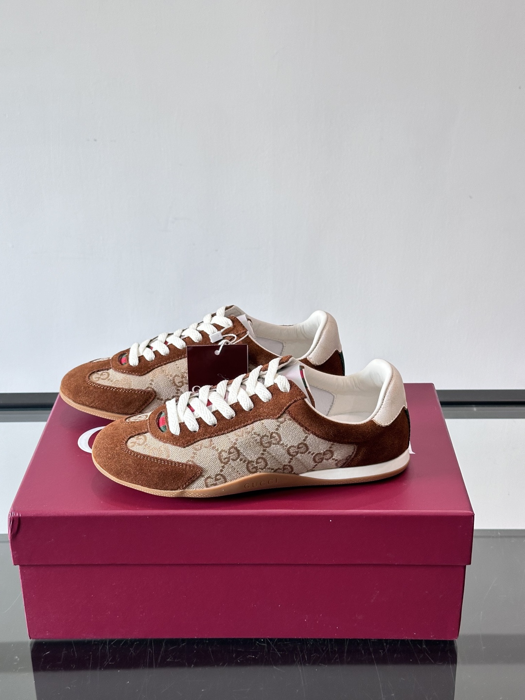 Gucci Shift系列运动鞋，主打轻盈薄底设计，麂皮+帆布+科技面料拼接，质感满分！鞋舌和后跟有红绿