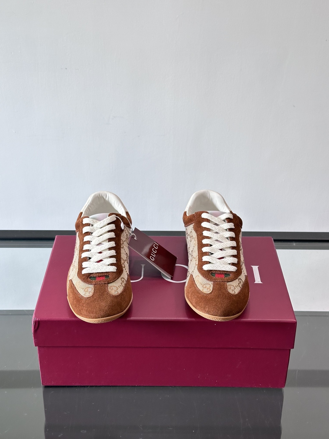 Gucci Shift系列运动鞋，主打轻盈薄底设计，麂皮+帆布+科技面料拼接，质感满分！鞋舌和后跟有红绿